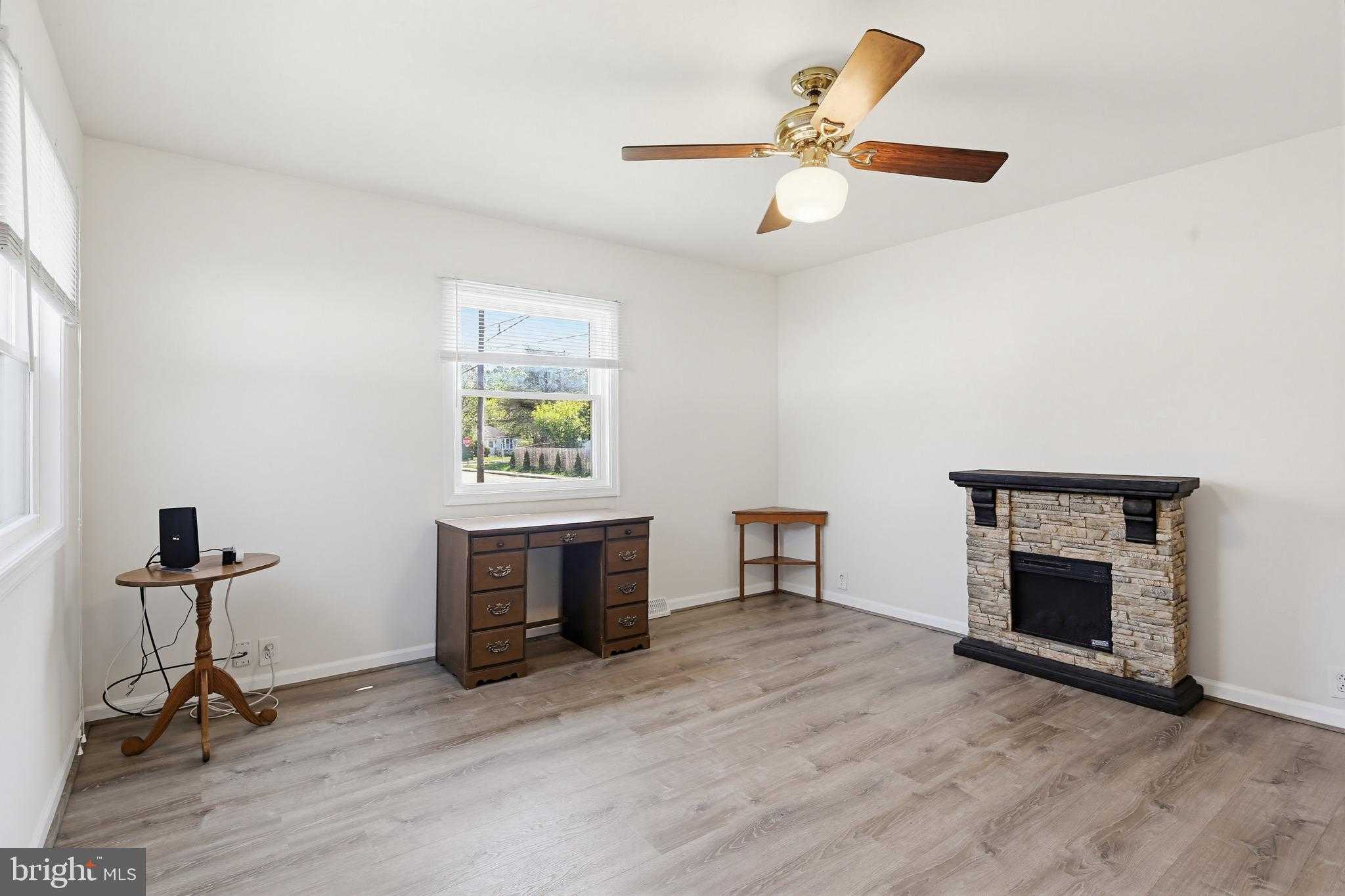 535 Walker St photo 8