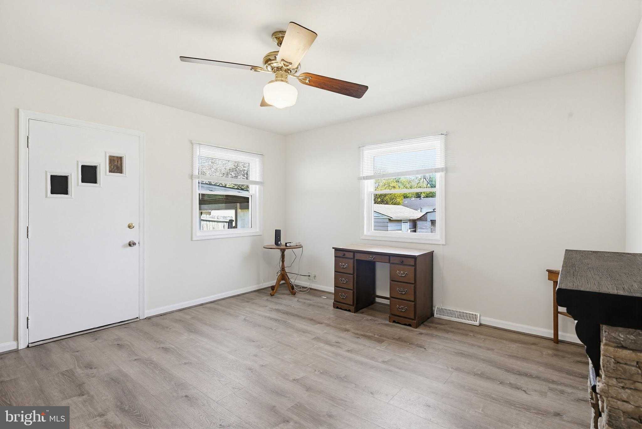 535 Walker St photo 9