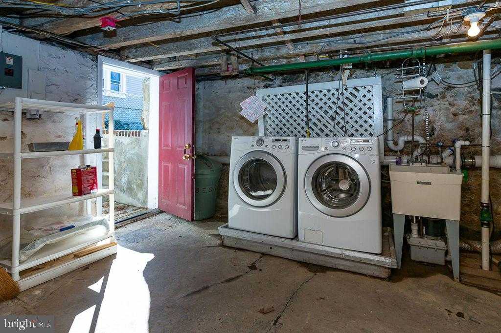 48 E Stewart Ave photo 27