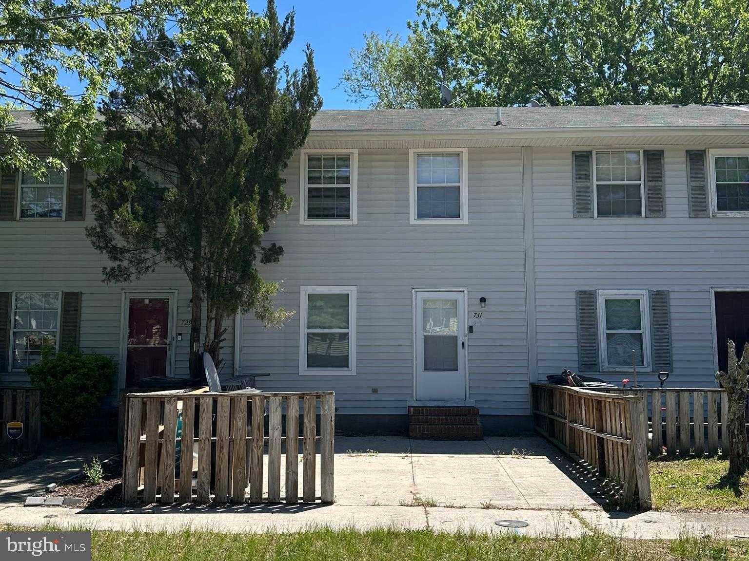 731 Hemlock St photo 1