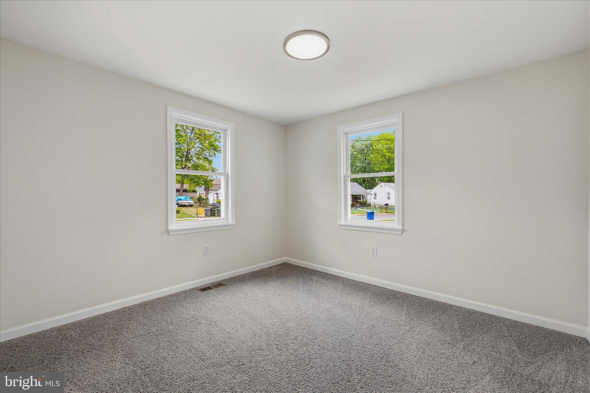 945 Renfrew St photo 16