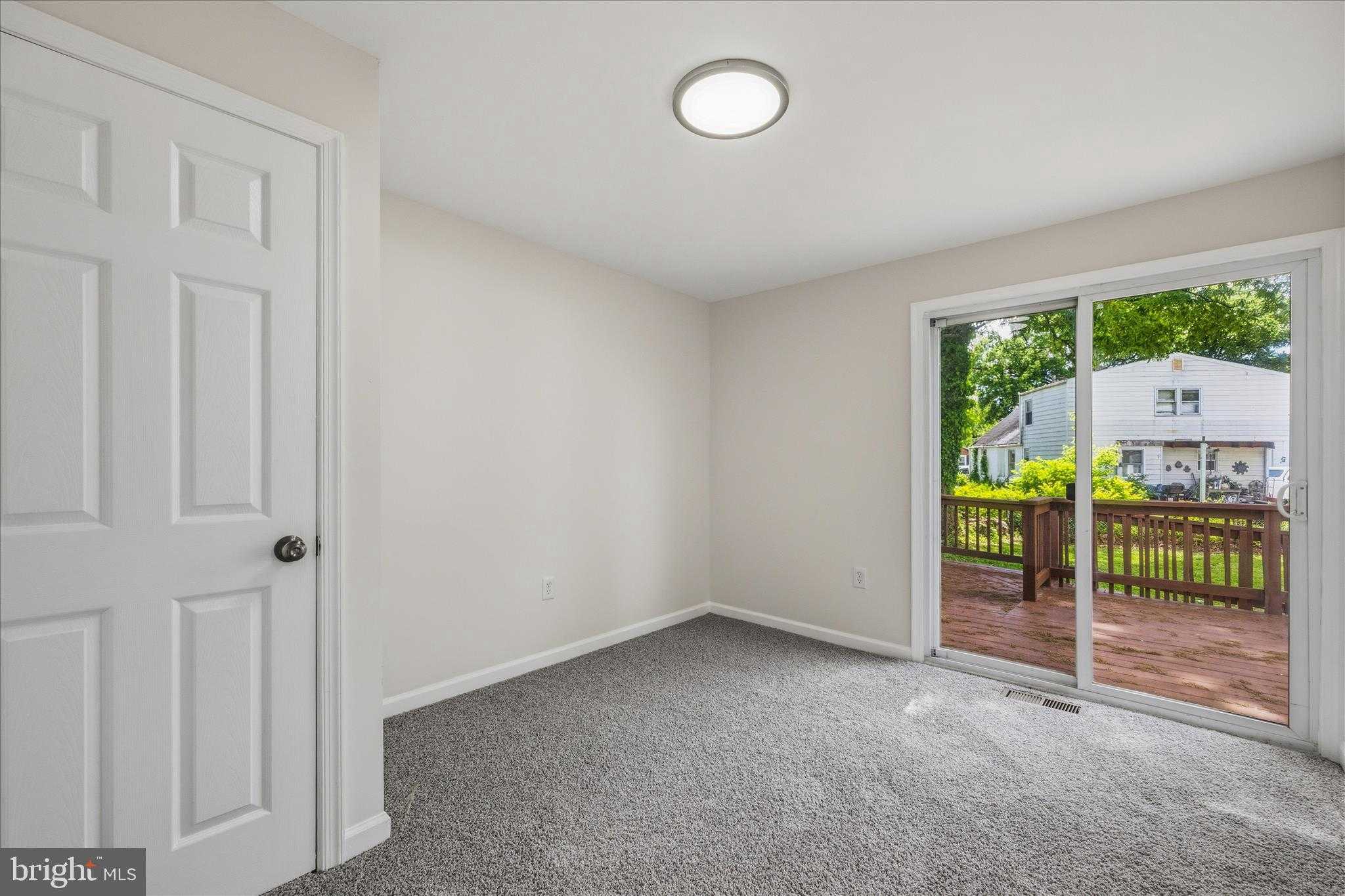 945 Renfrew St photo 20