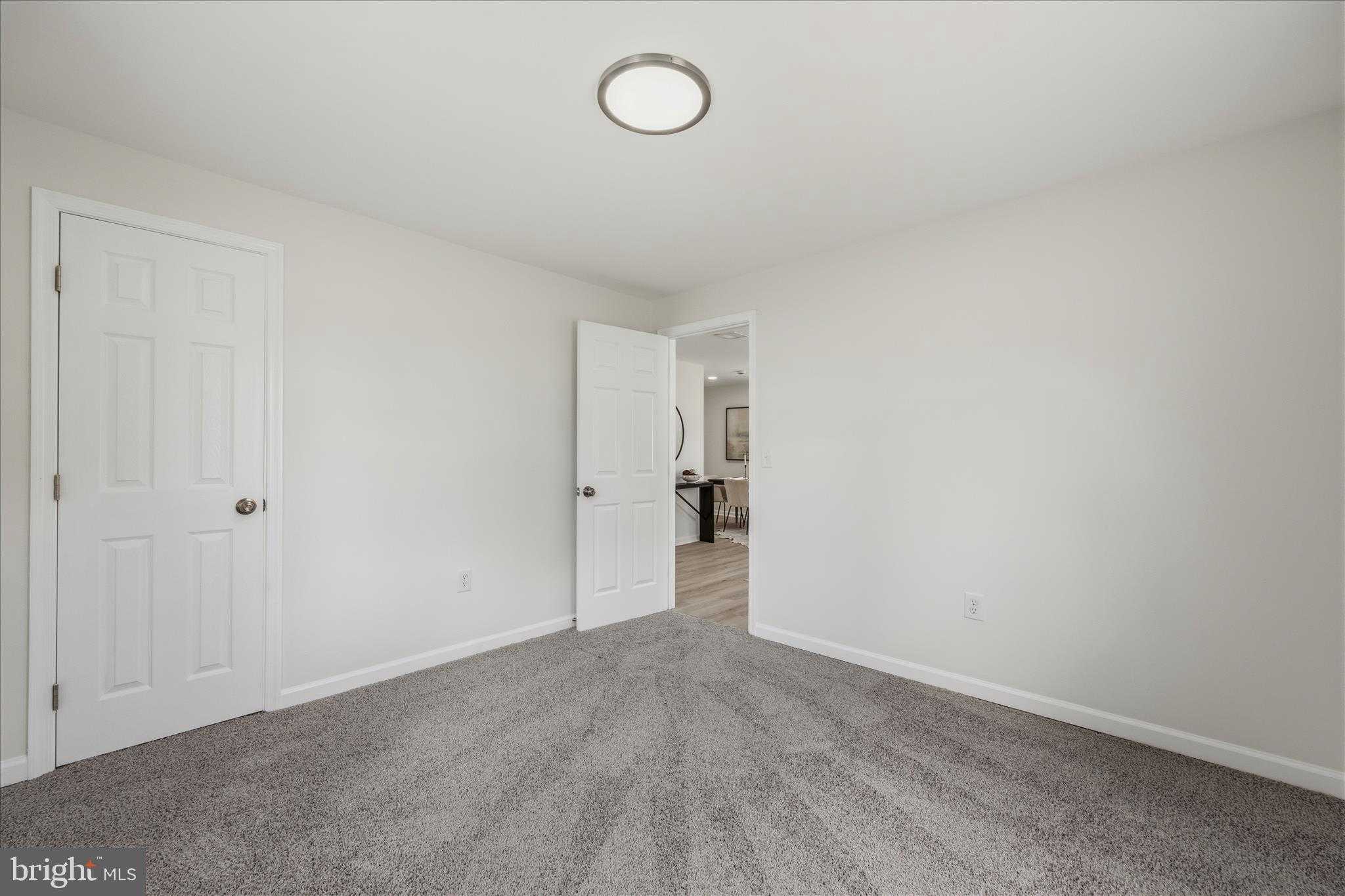 945 Renfrew St photo 23