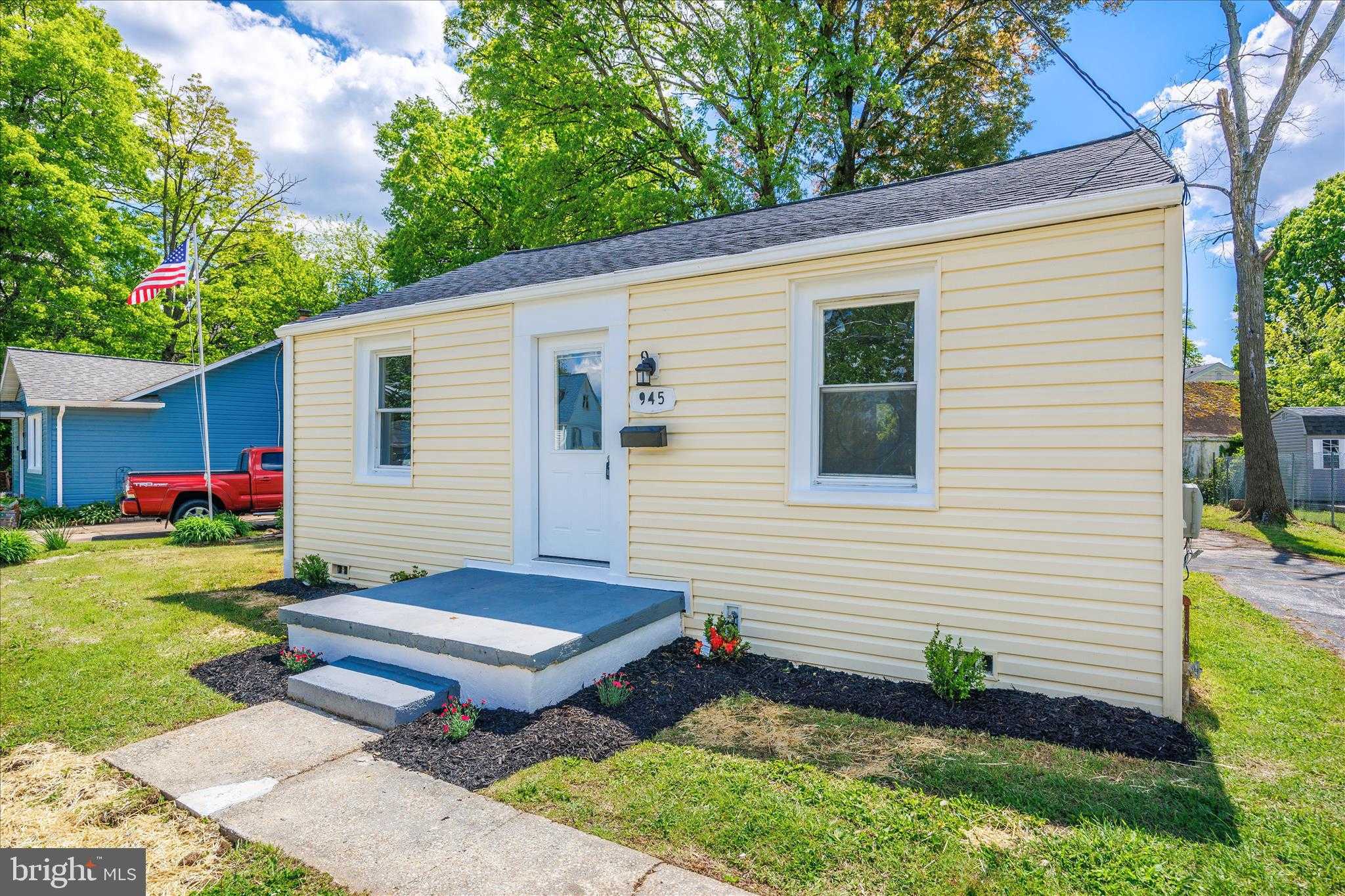 945 Renfrew St photo 27