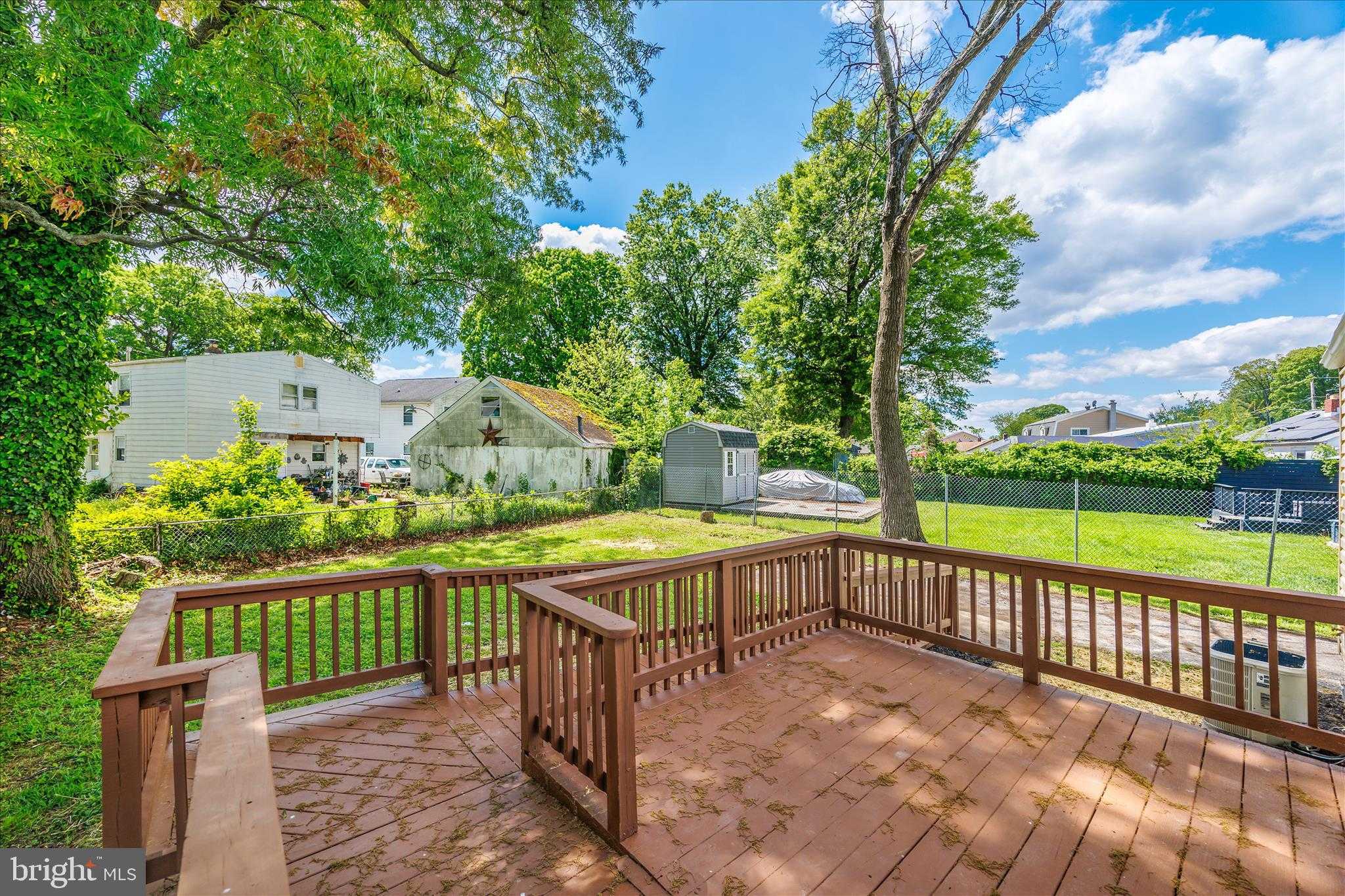 945 Renfrew St photo 28