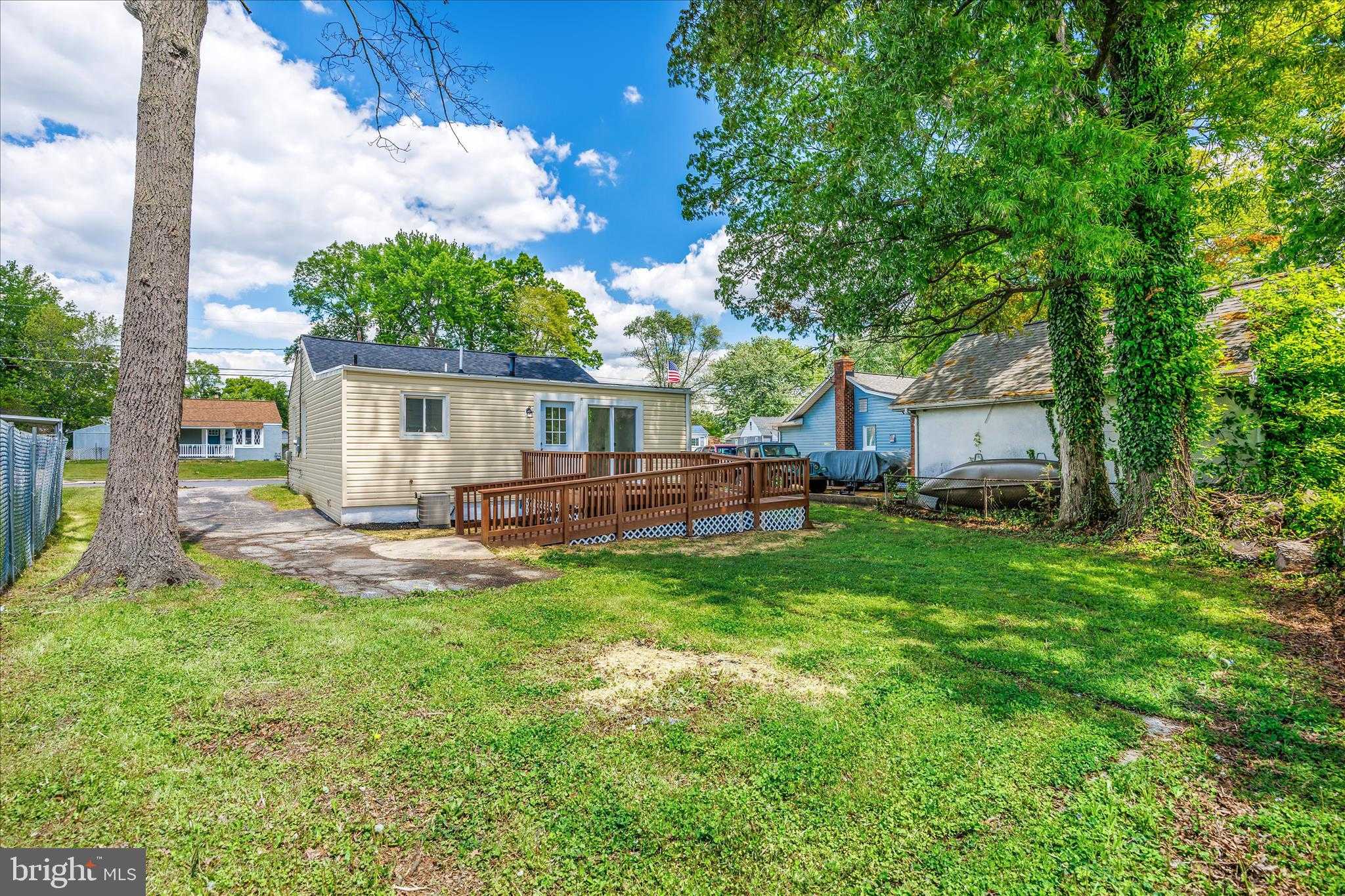 945 Renfrew St photo 31