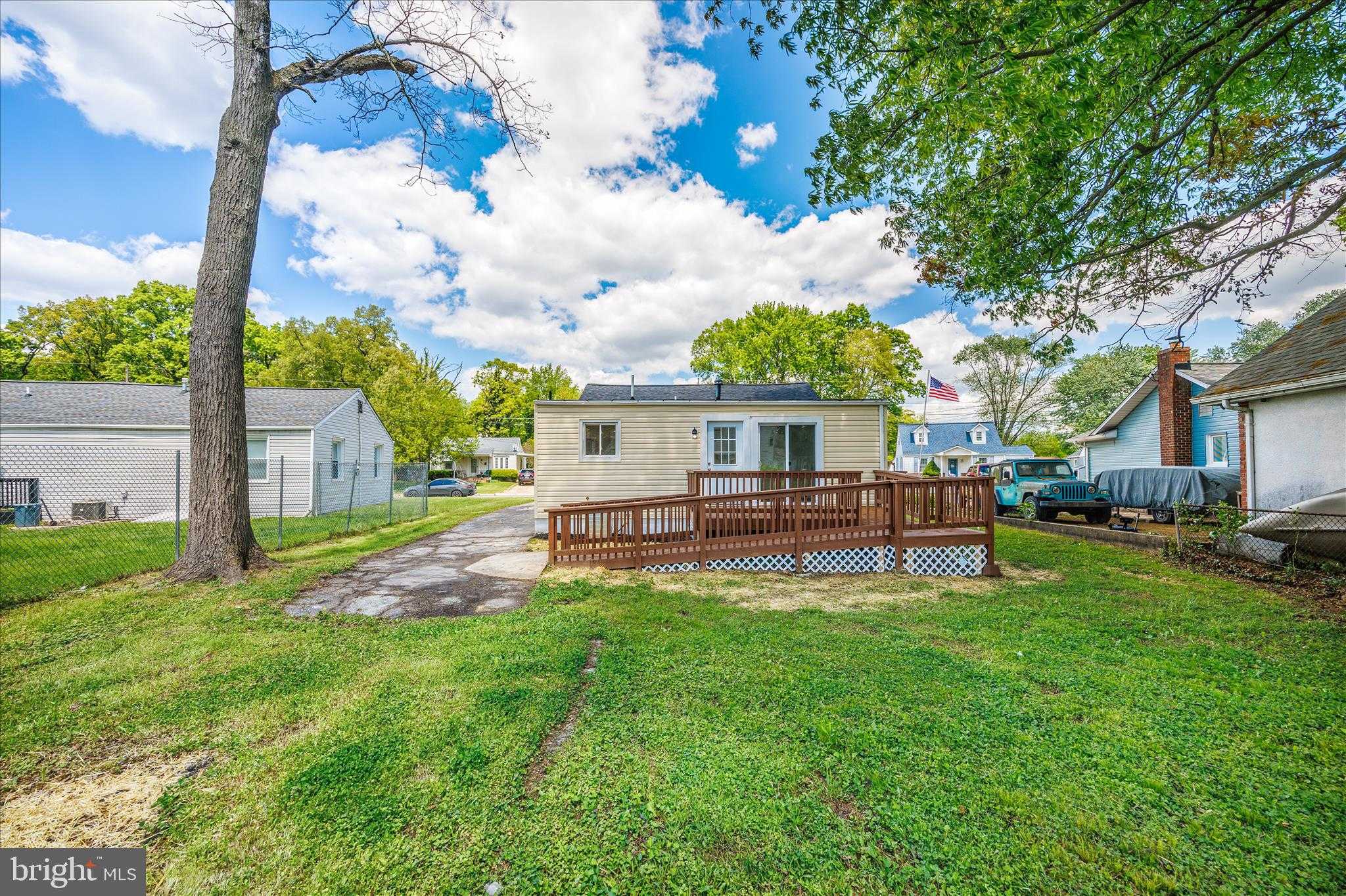 945 Renfrew St photo 32