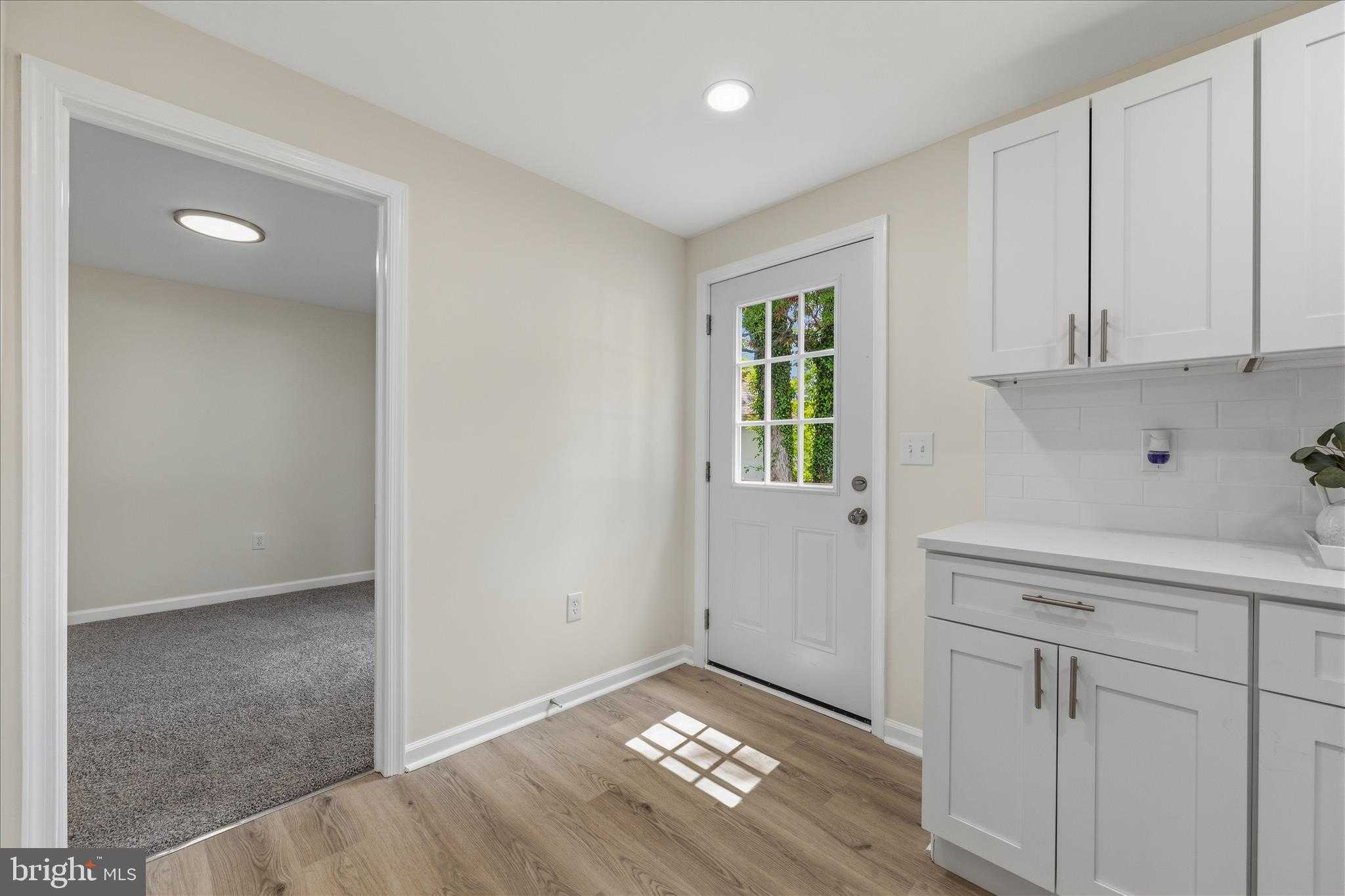 945 Renfrew St photo 7
