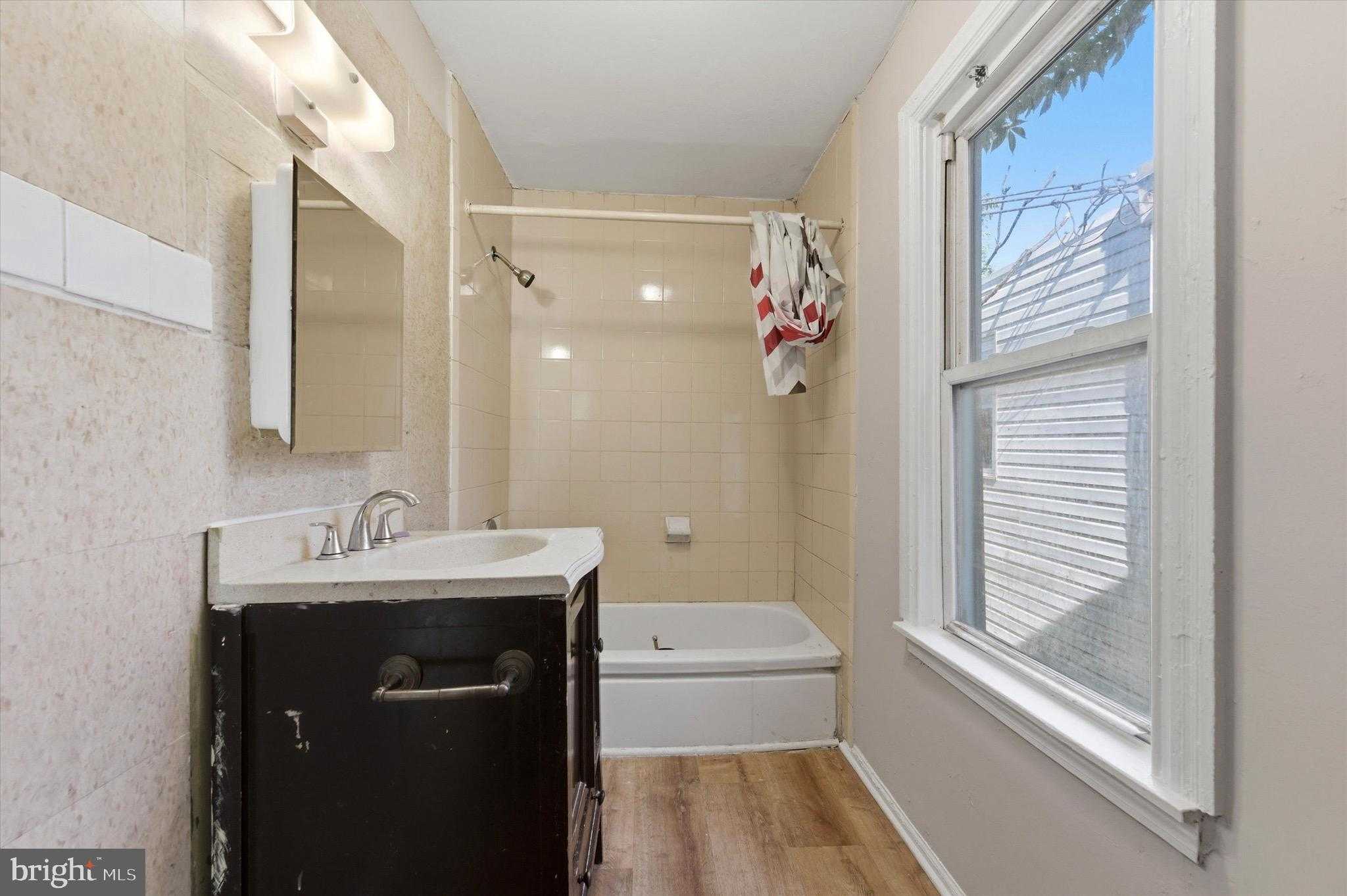 336 N Gross St photo 12