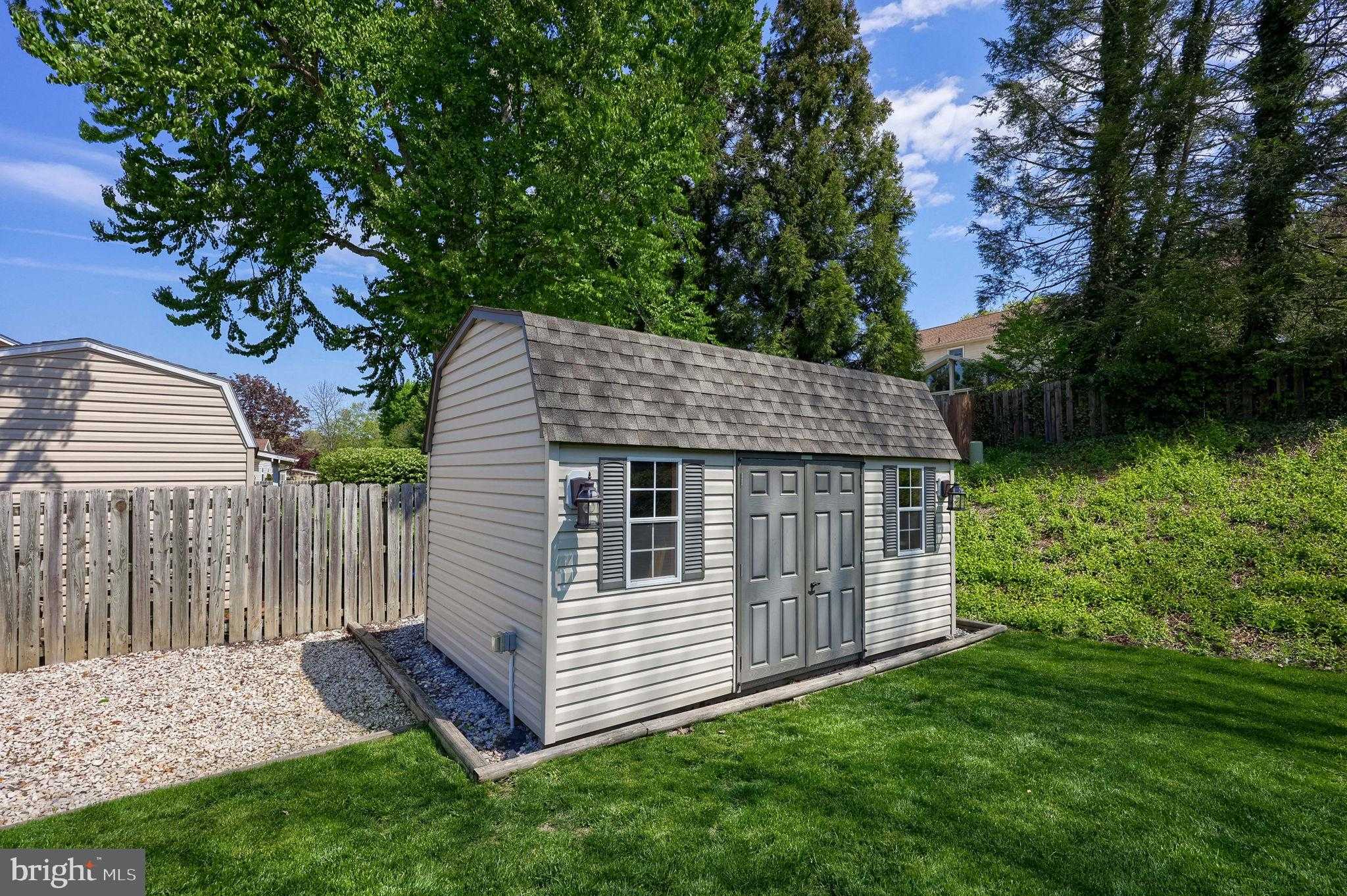 483 Woodcrest Dr photo 13