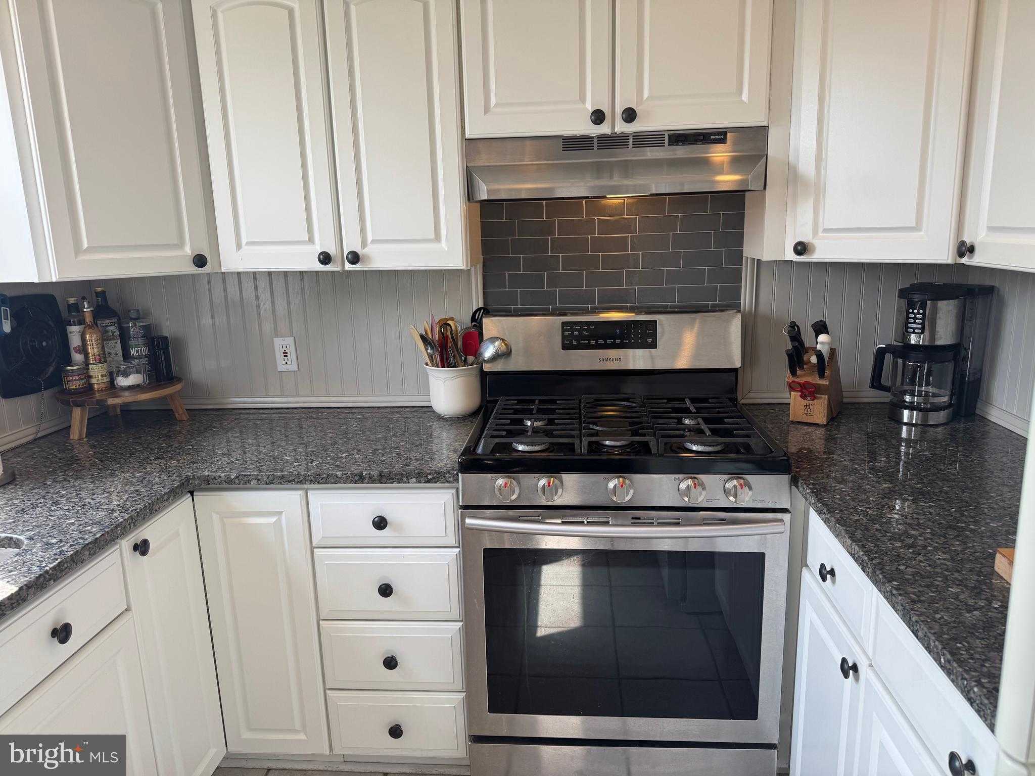 1018 Loney St photo 7