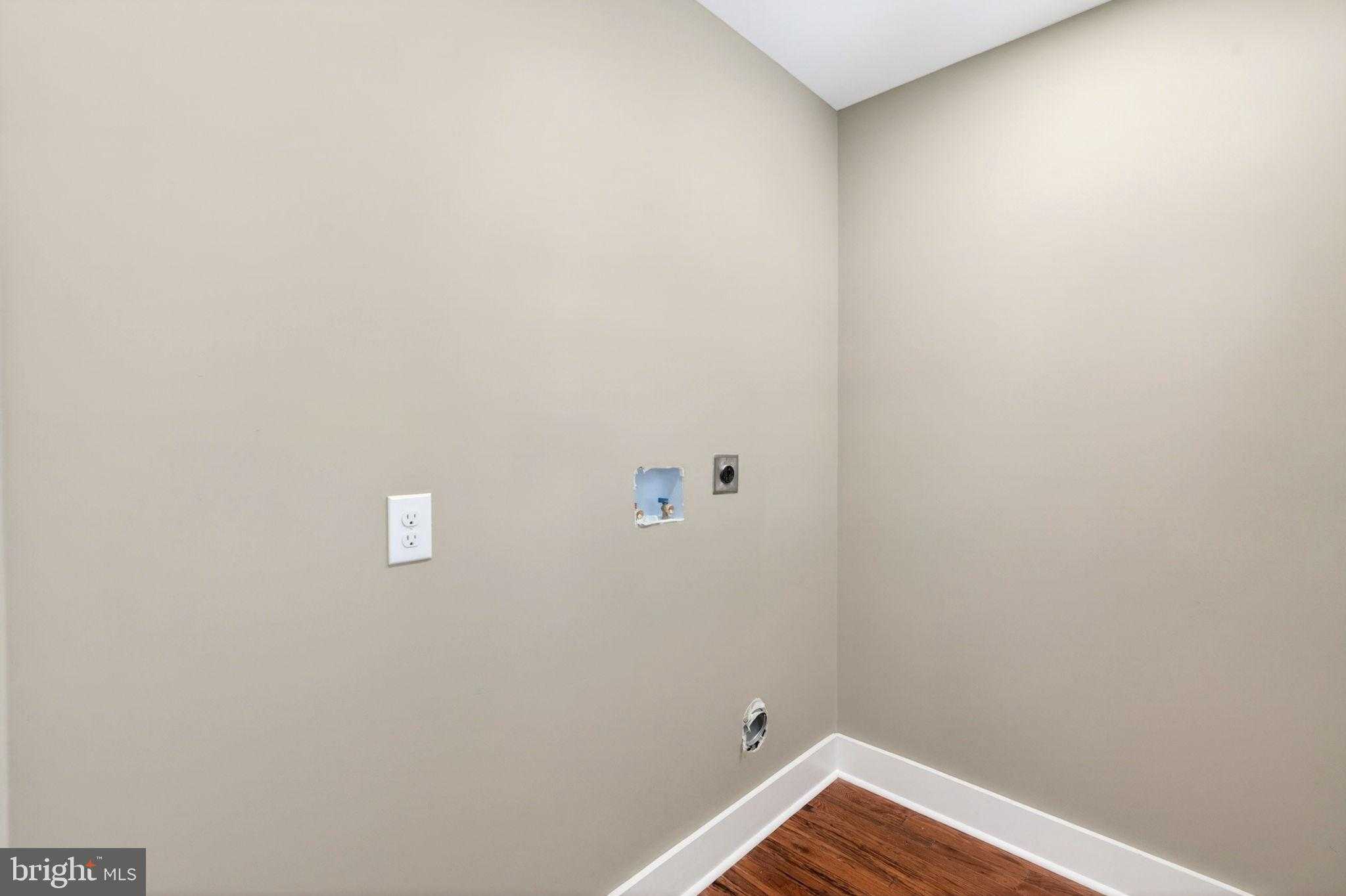 1342 Andre St photo 22