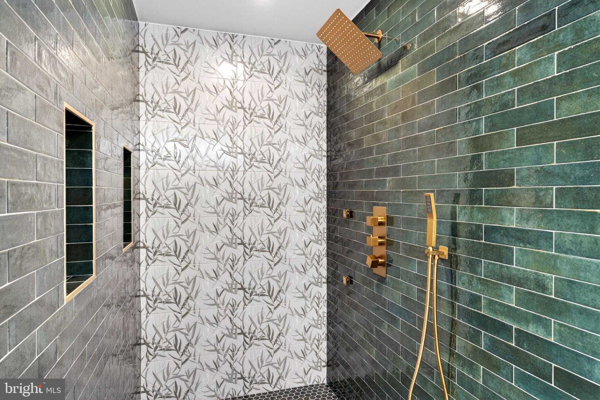 1342 Andre St photo 29