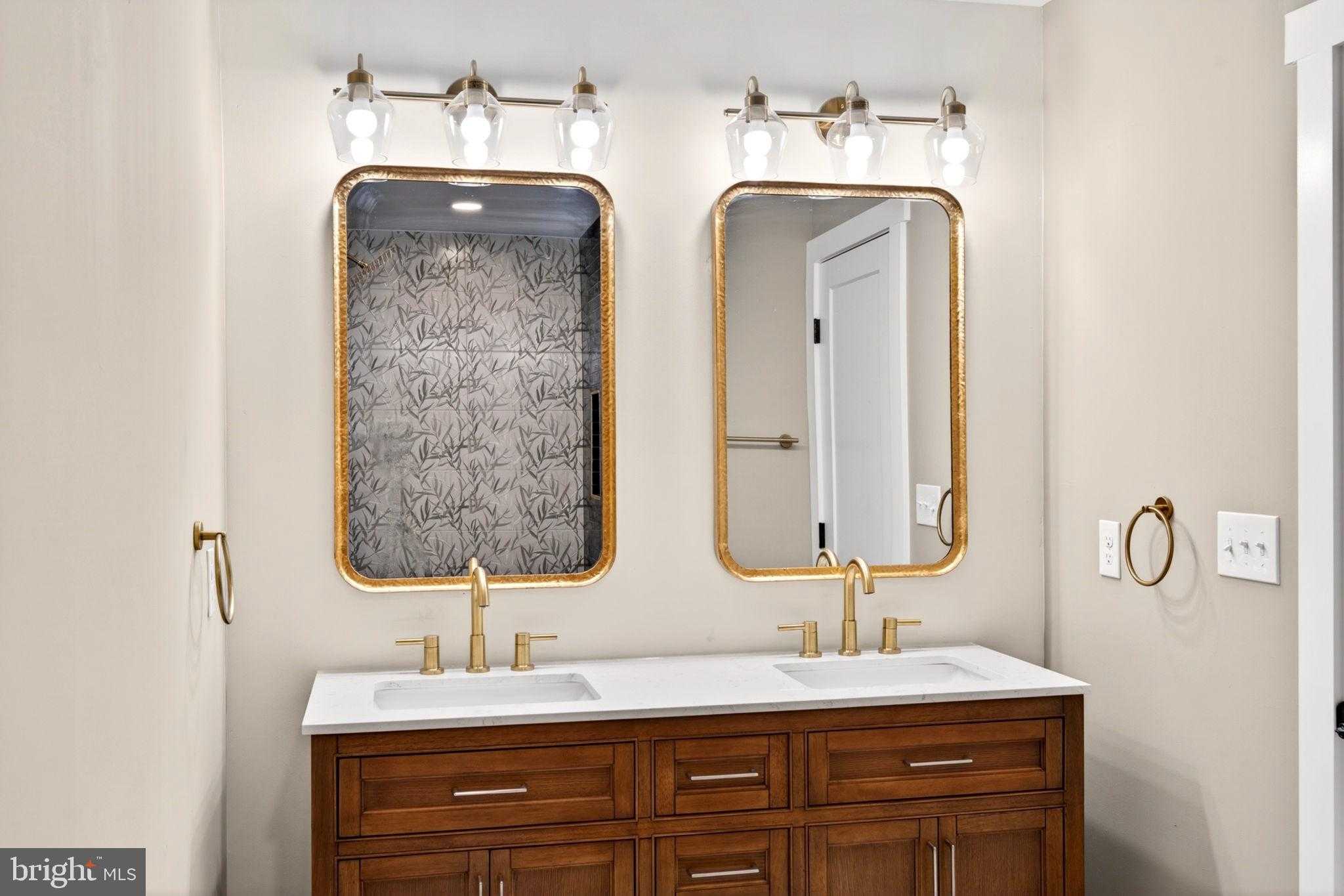 1342 Andre St photo 32