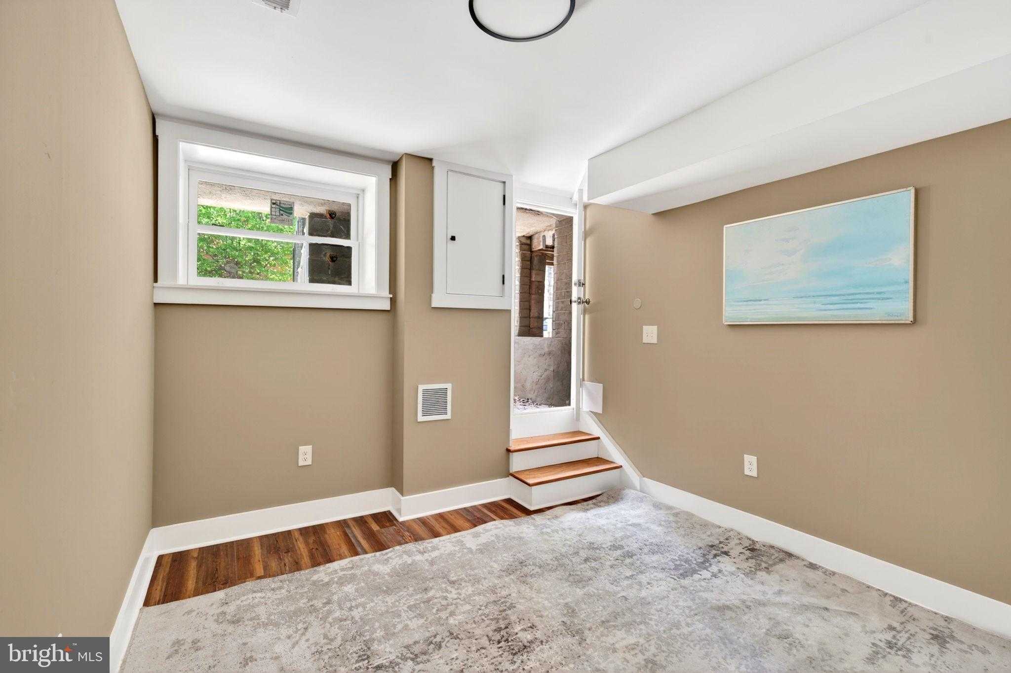 1342 Andre St photo 46