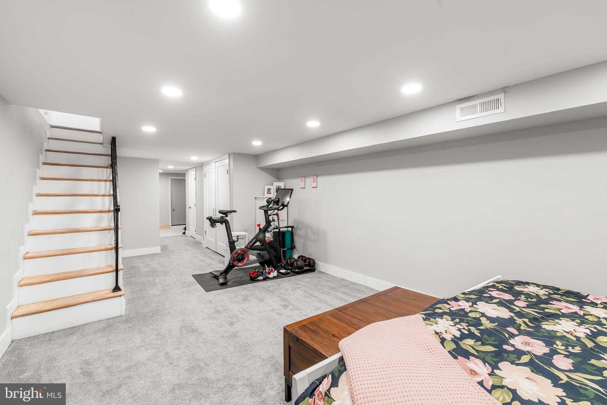 524 S Kenwood Ave photo 31