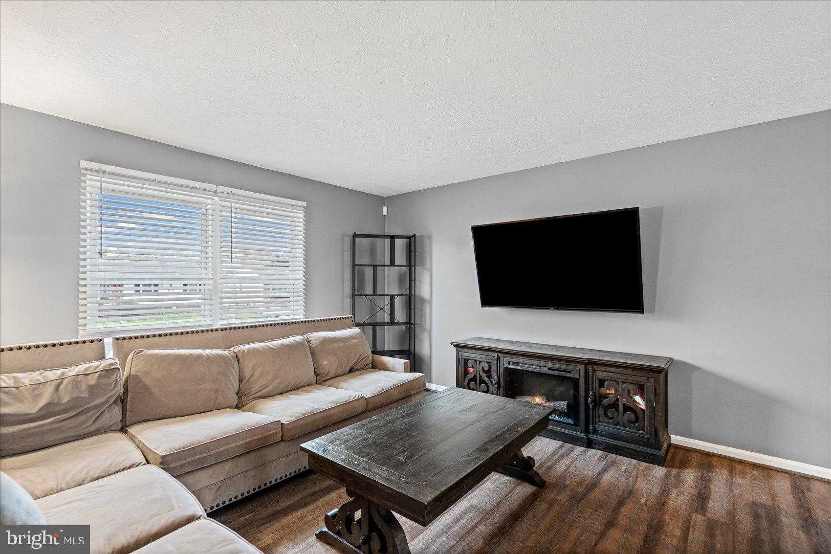 9453 Seven Courts Dr photo 4