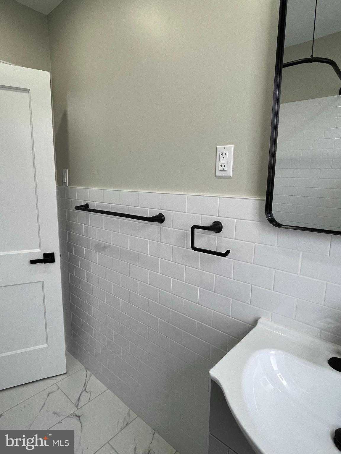 457 Robbins St photo 17