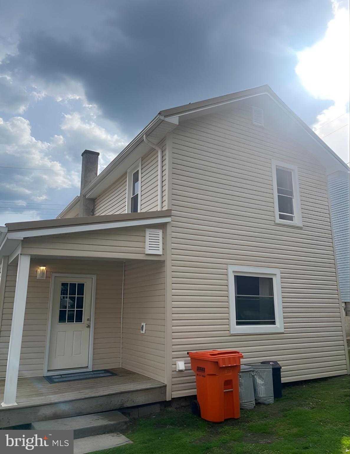 1422 E Main St photo 2