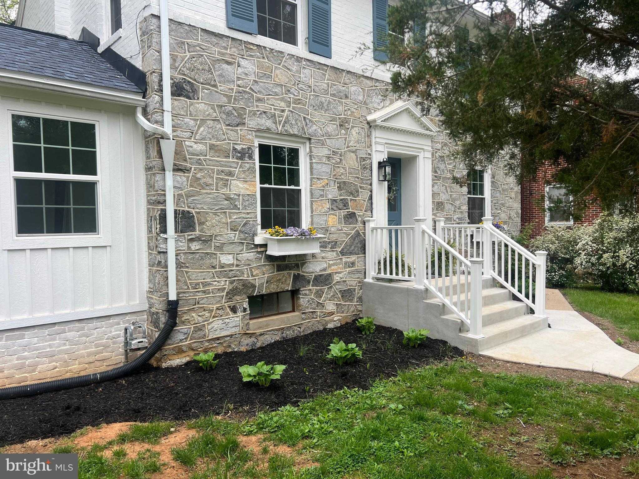 1005 Woodland Way photo 4