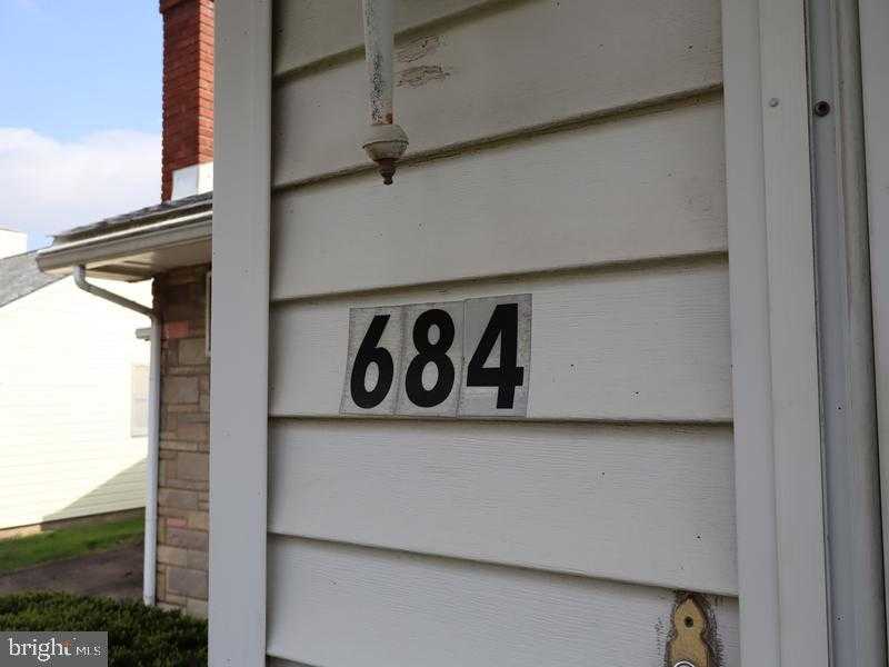 684 Austin Dr photo 2