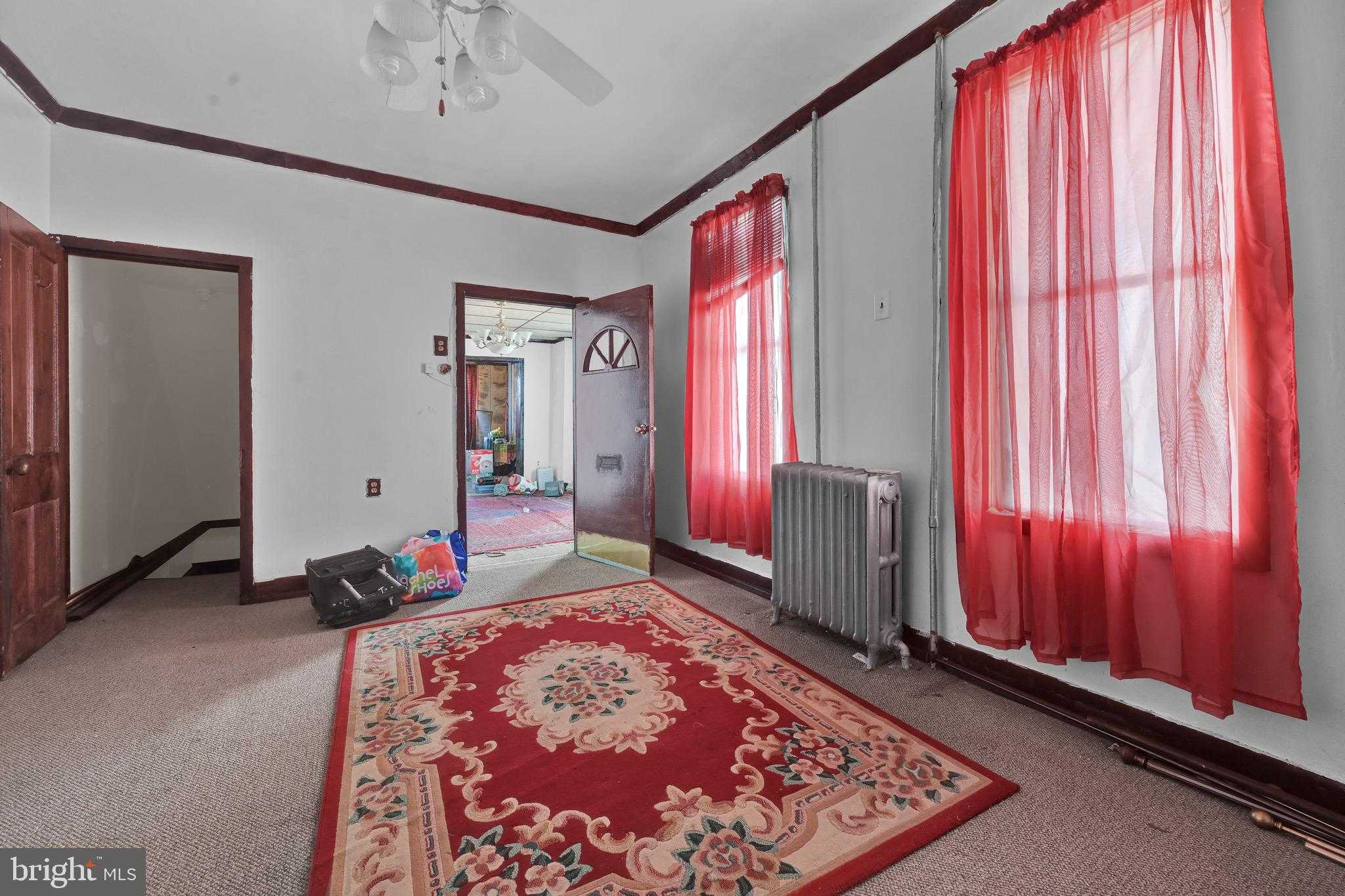 610 W Race St photo 10
