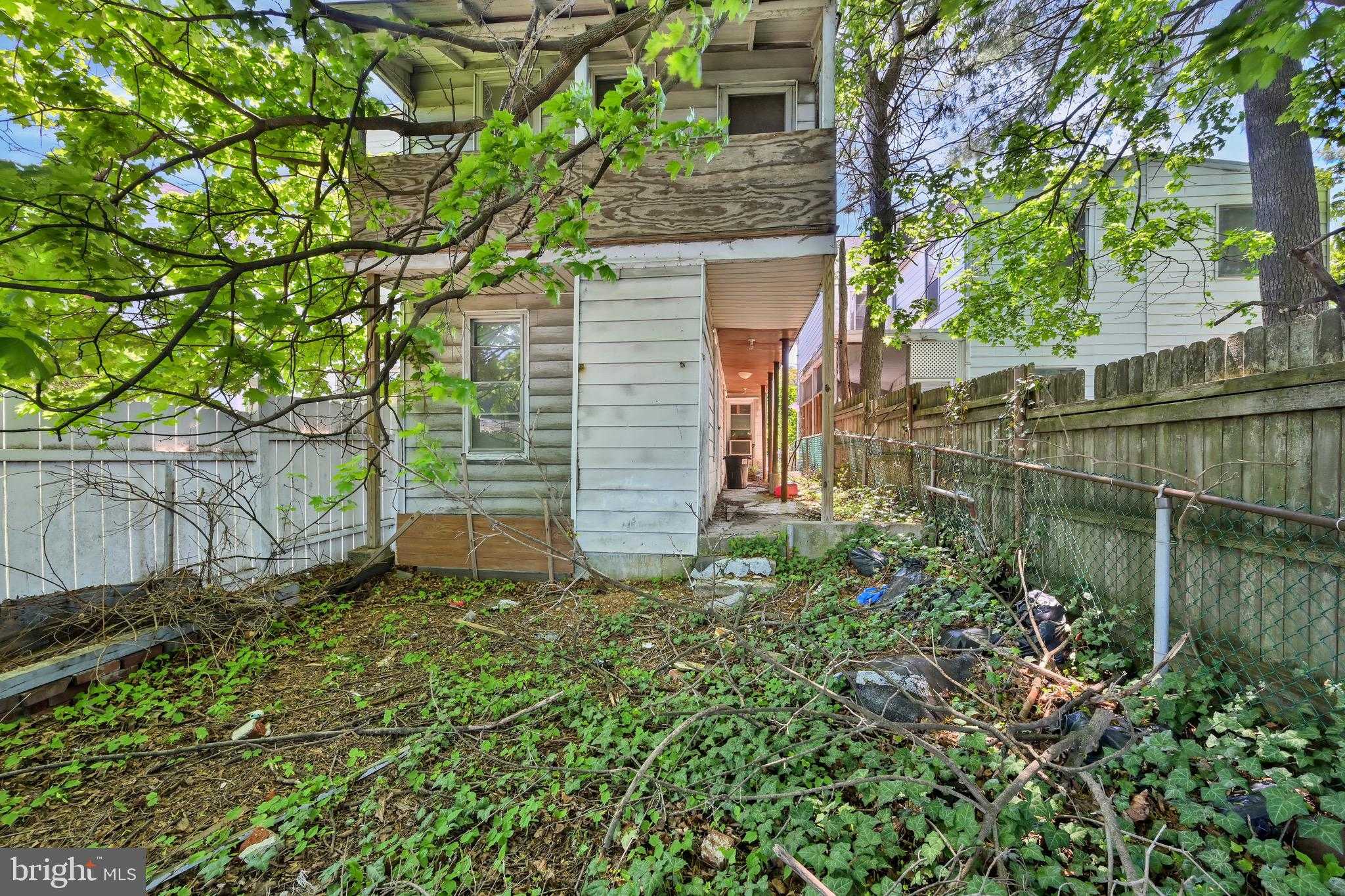 610 W Race St photo 28