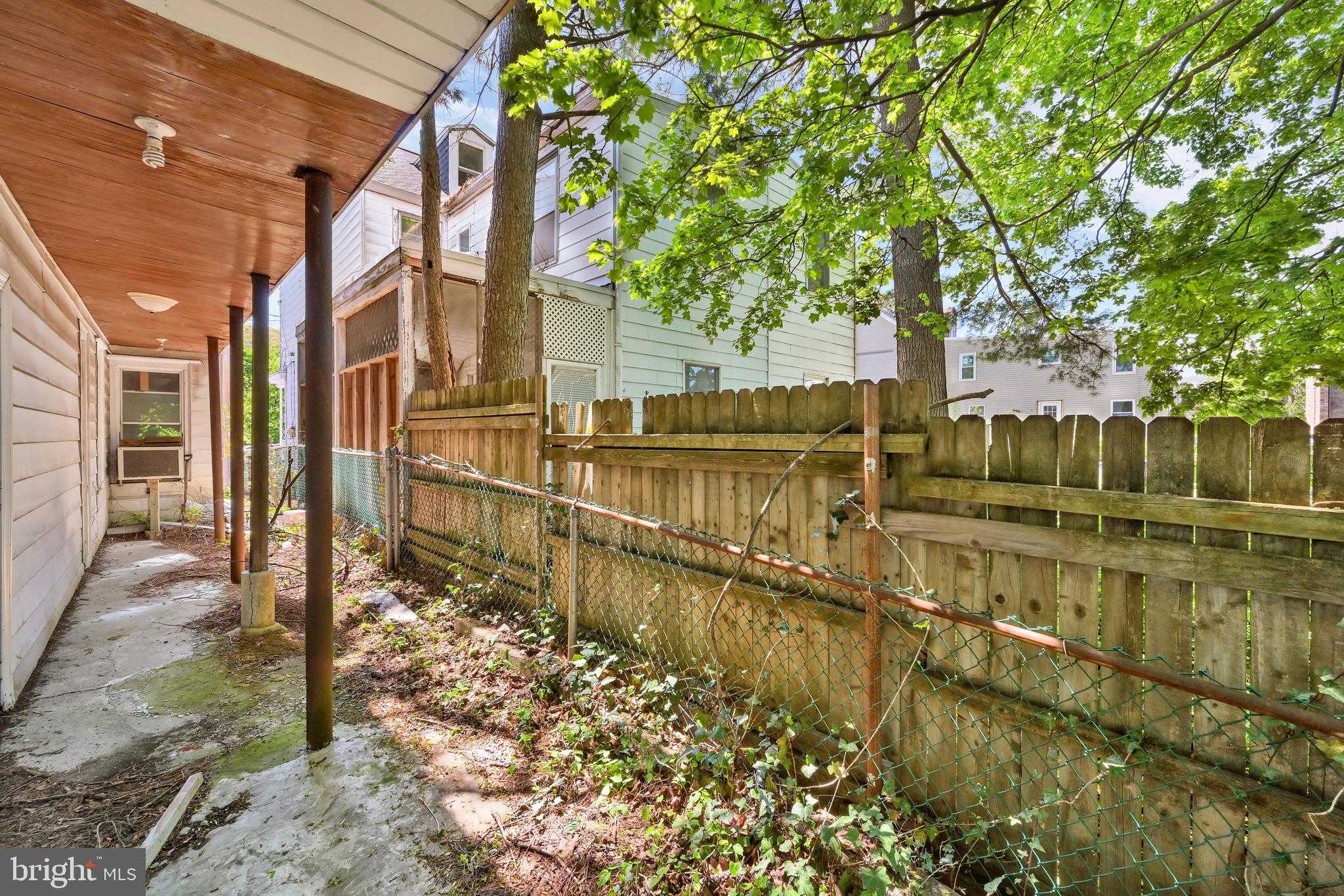 610 W Race St photo 29
