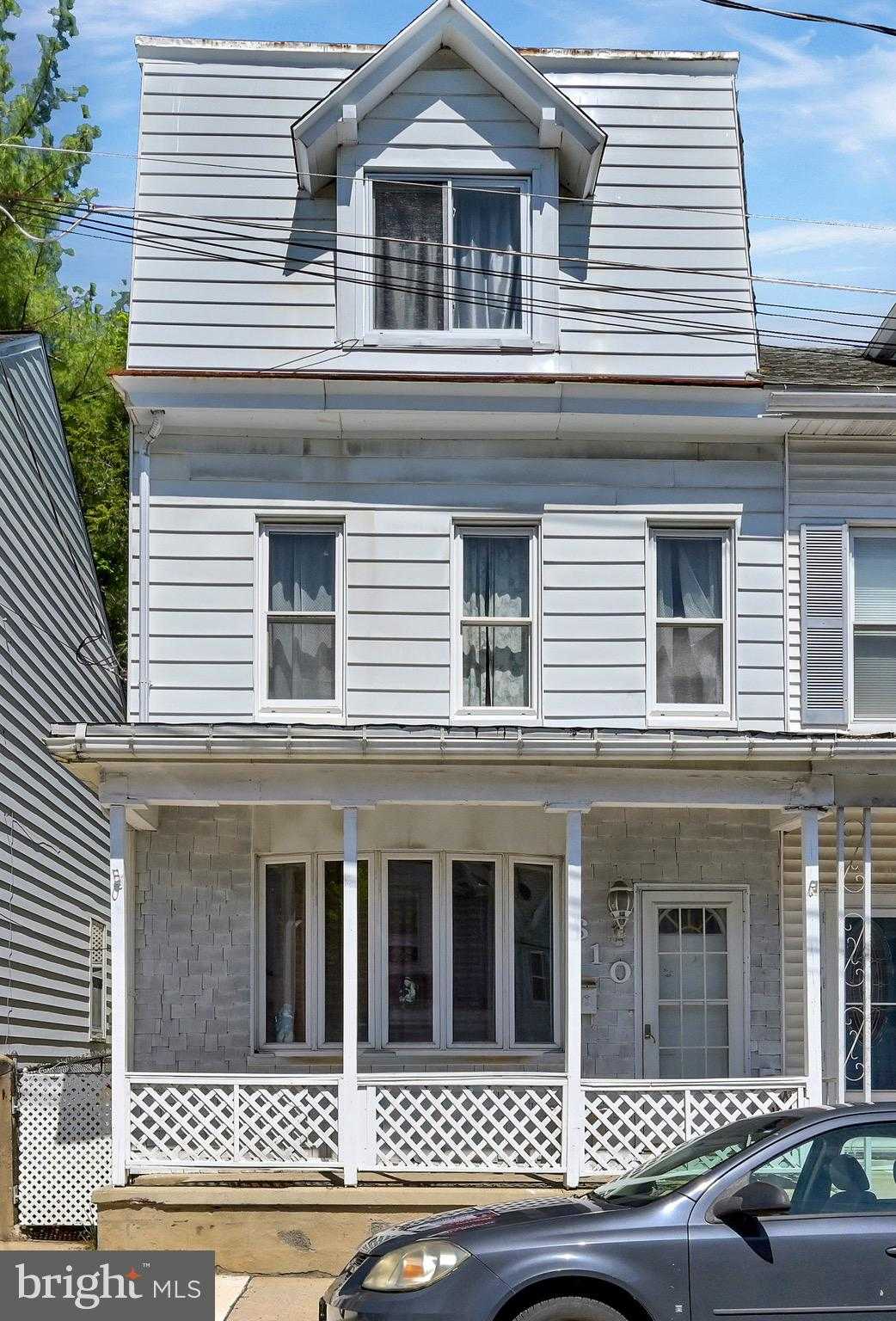 610 W Race St photo 3