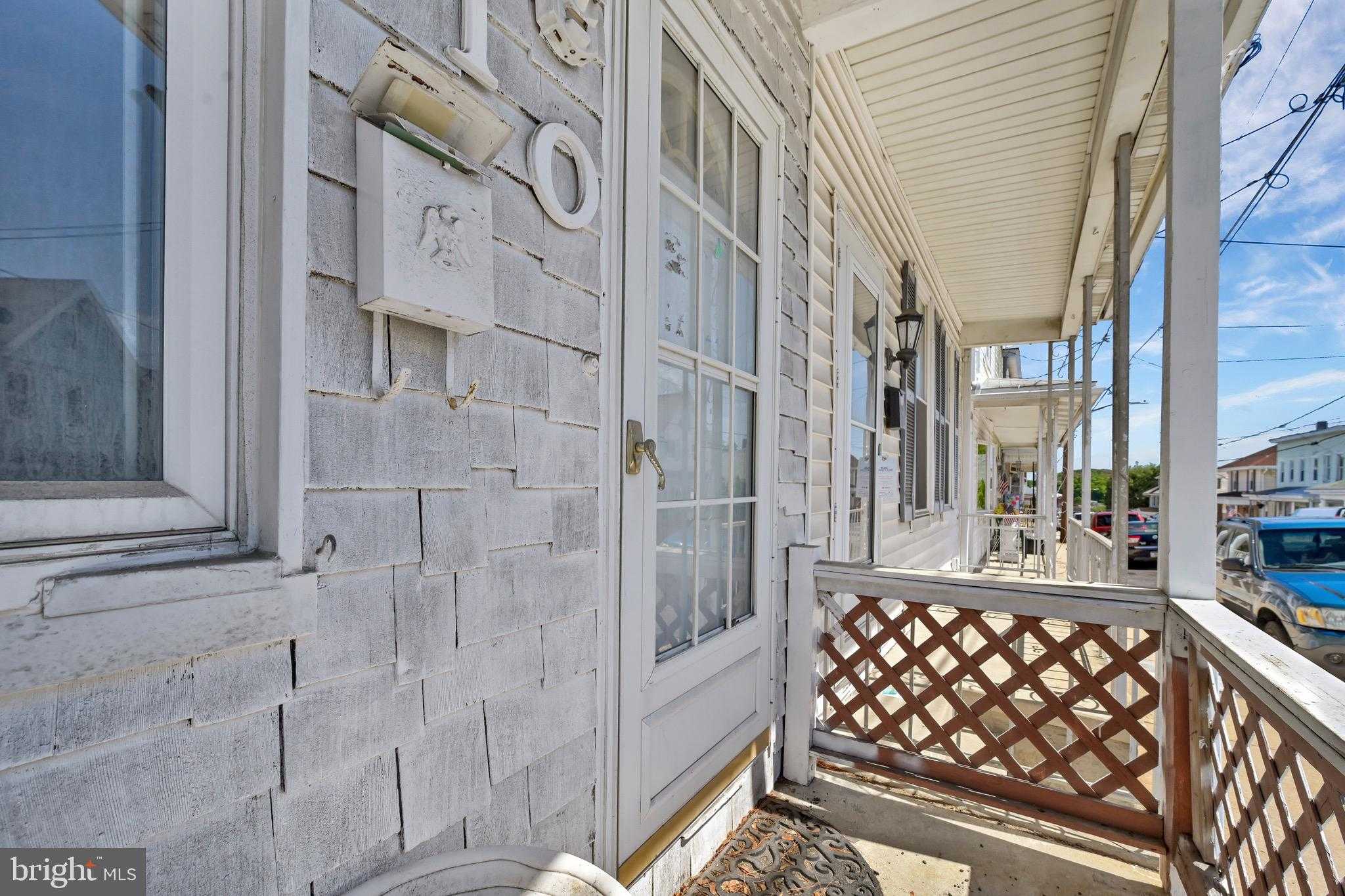 610 W Race St photo 4
