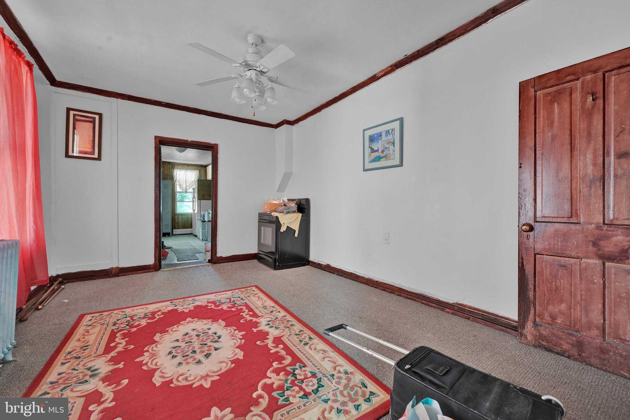 610 W Race St photo 9