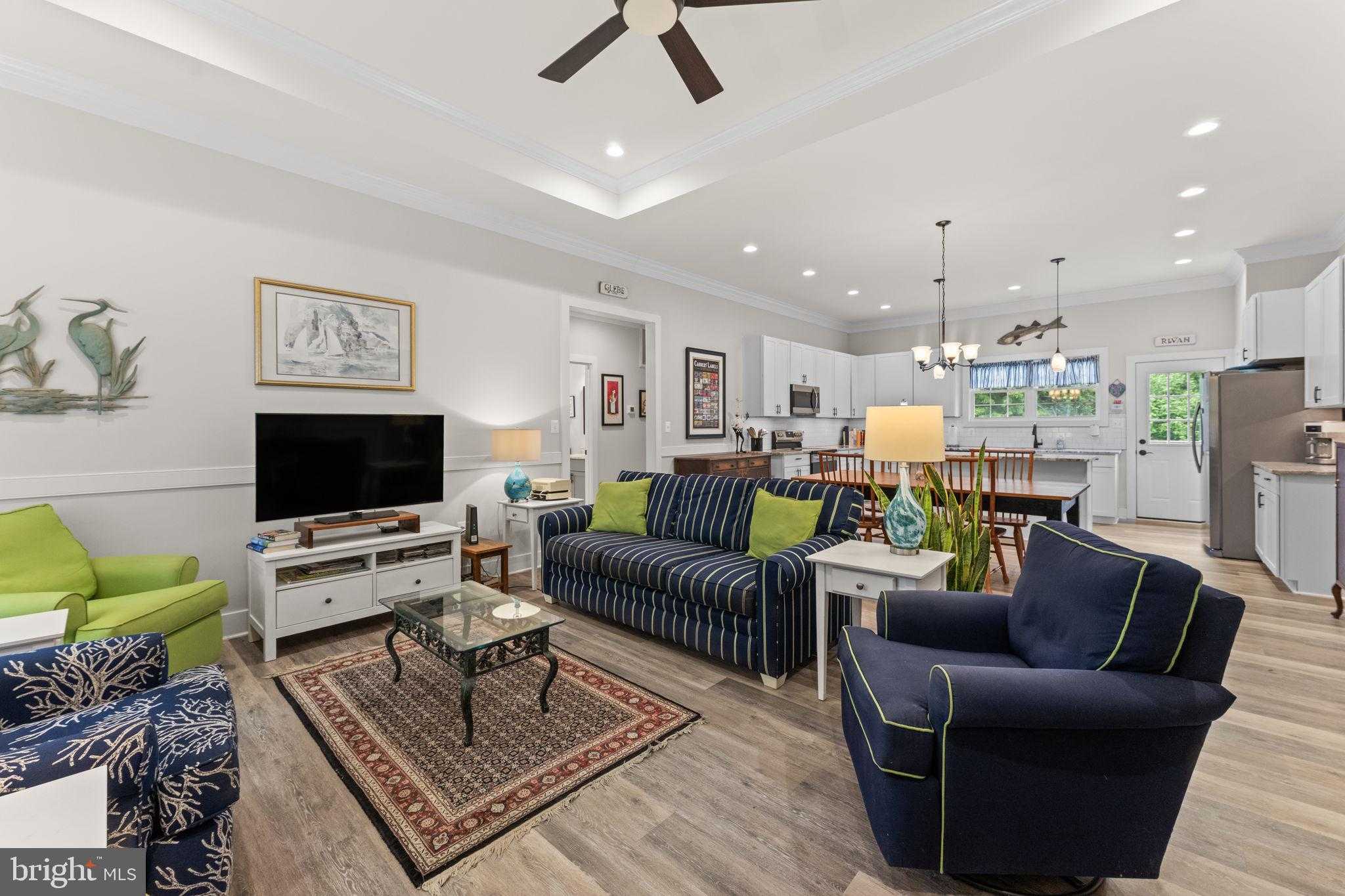 1016 Royal Way photo 2