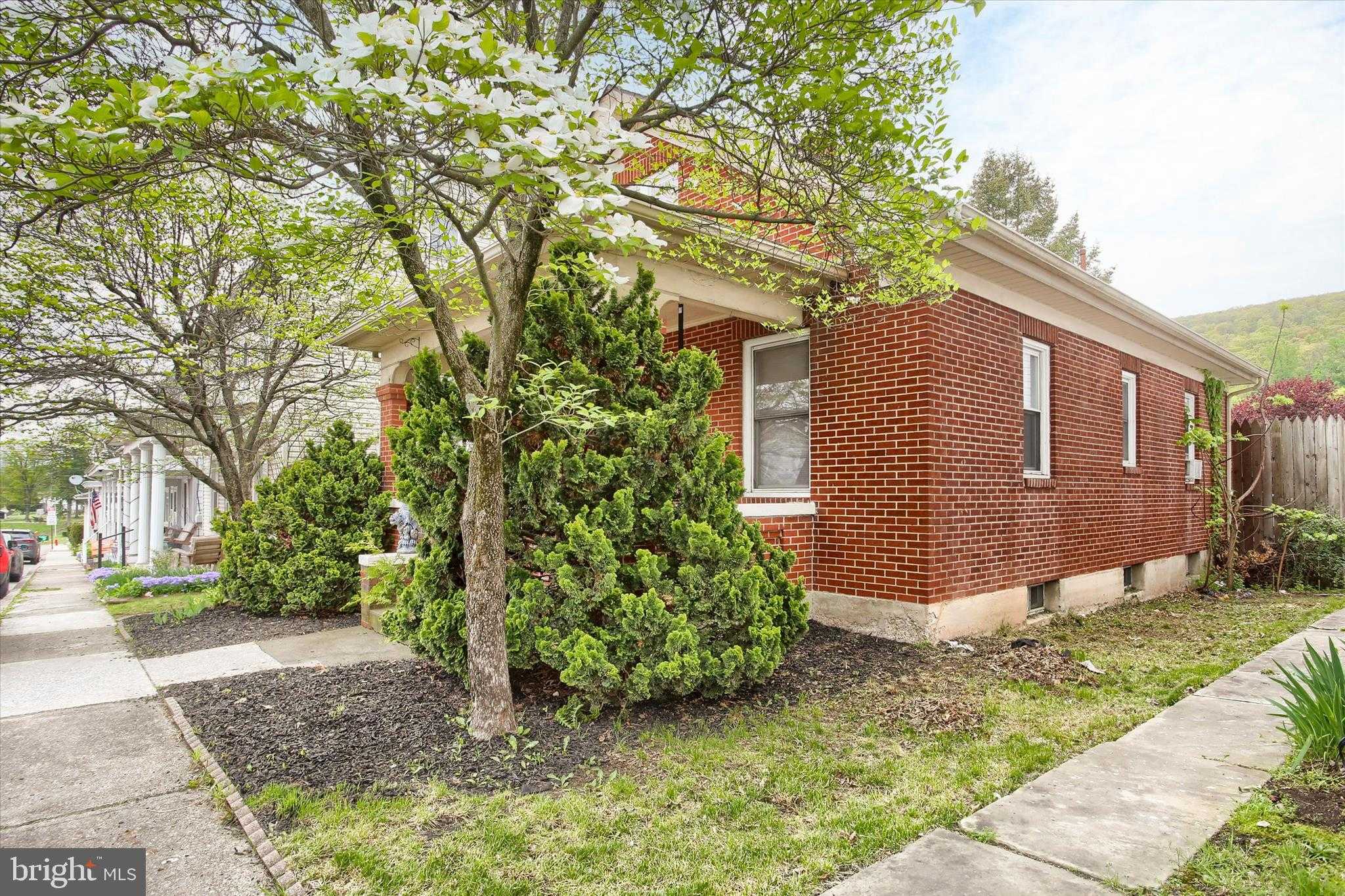 64 E Main St photo 28
