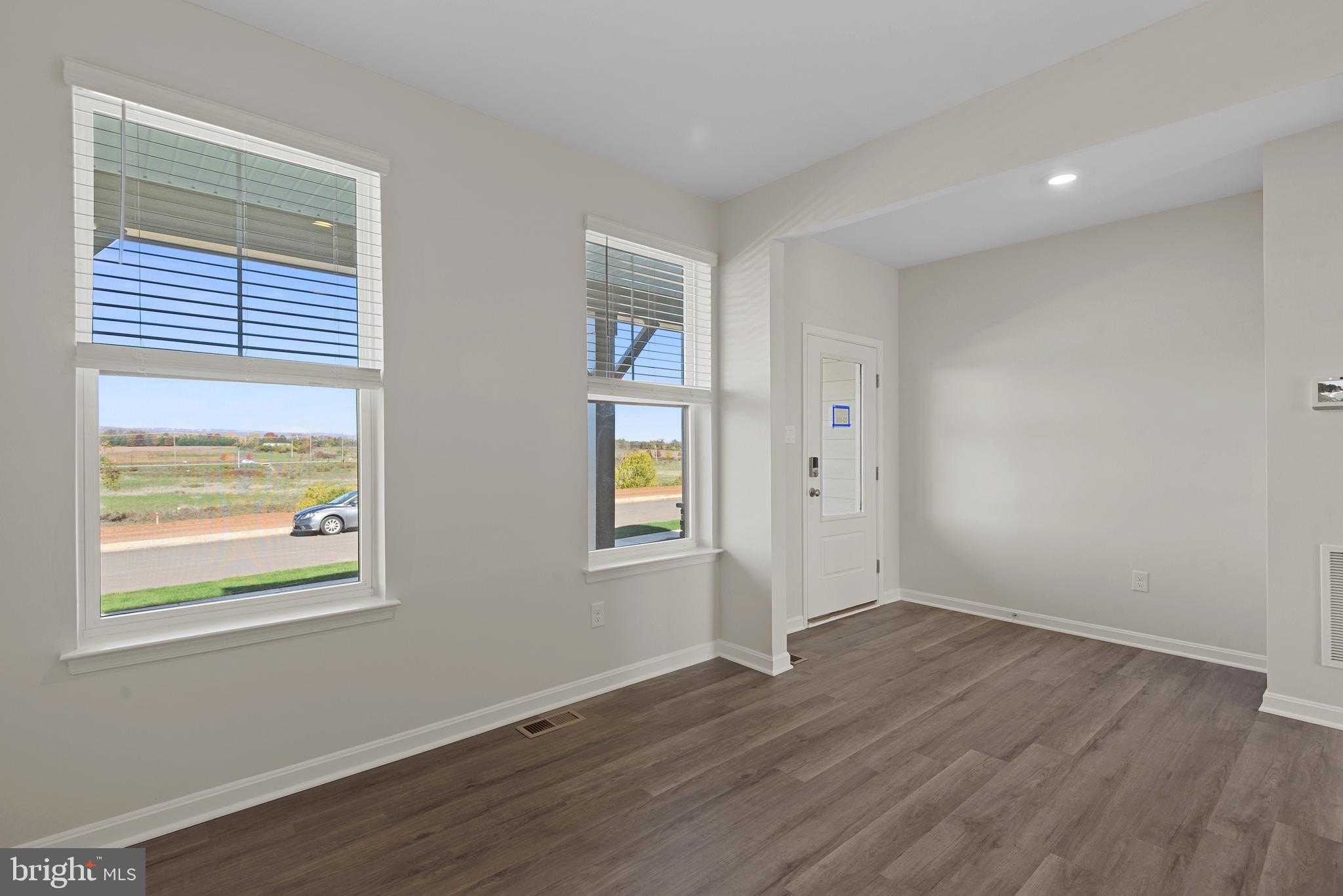 476 Ensemble Way photo 3