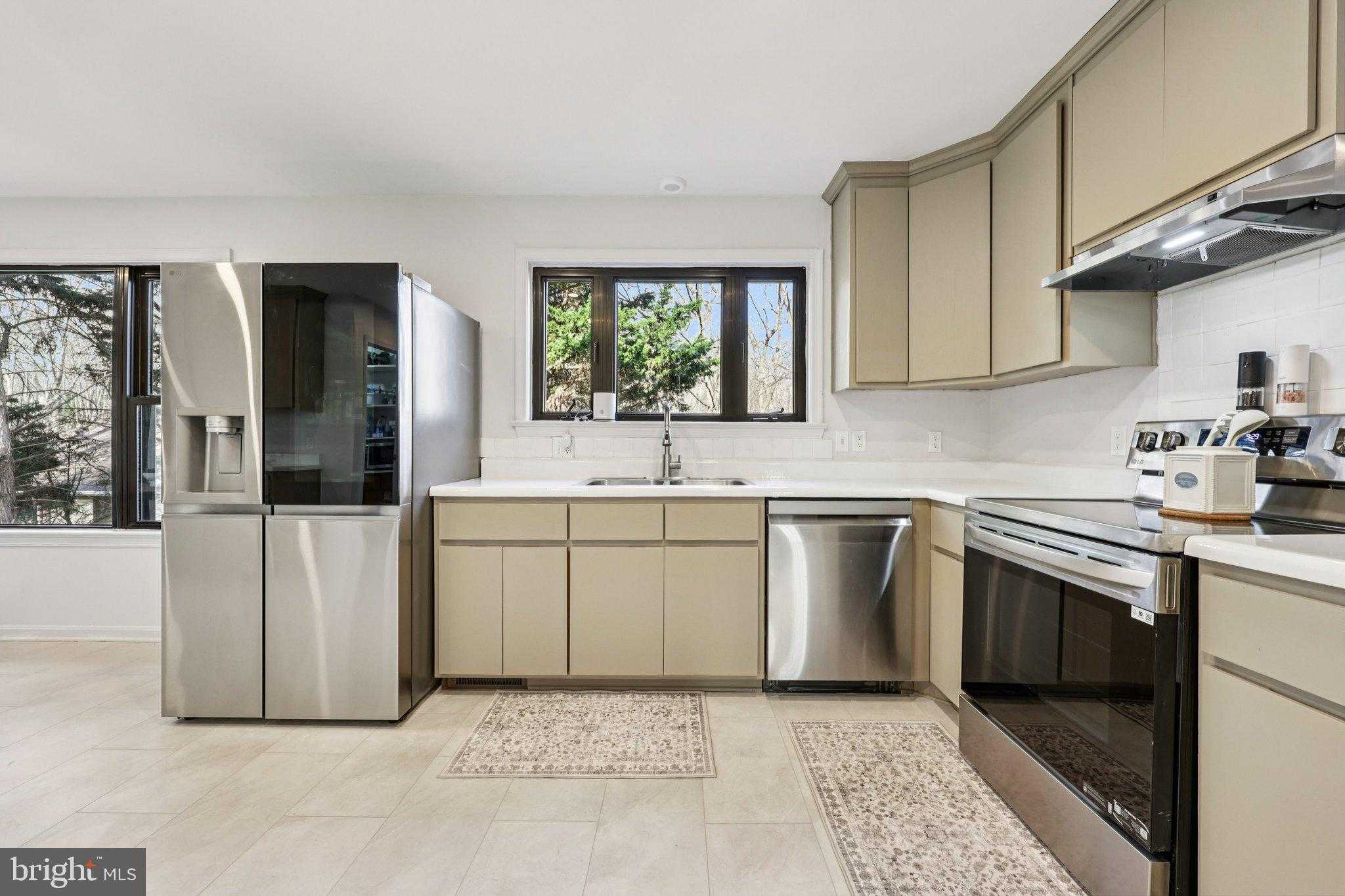 12504 Hawkins Ln photo 20