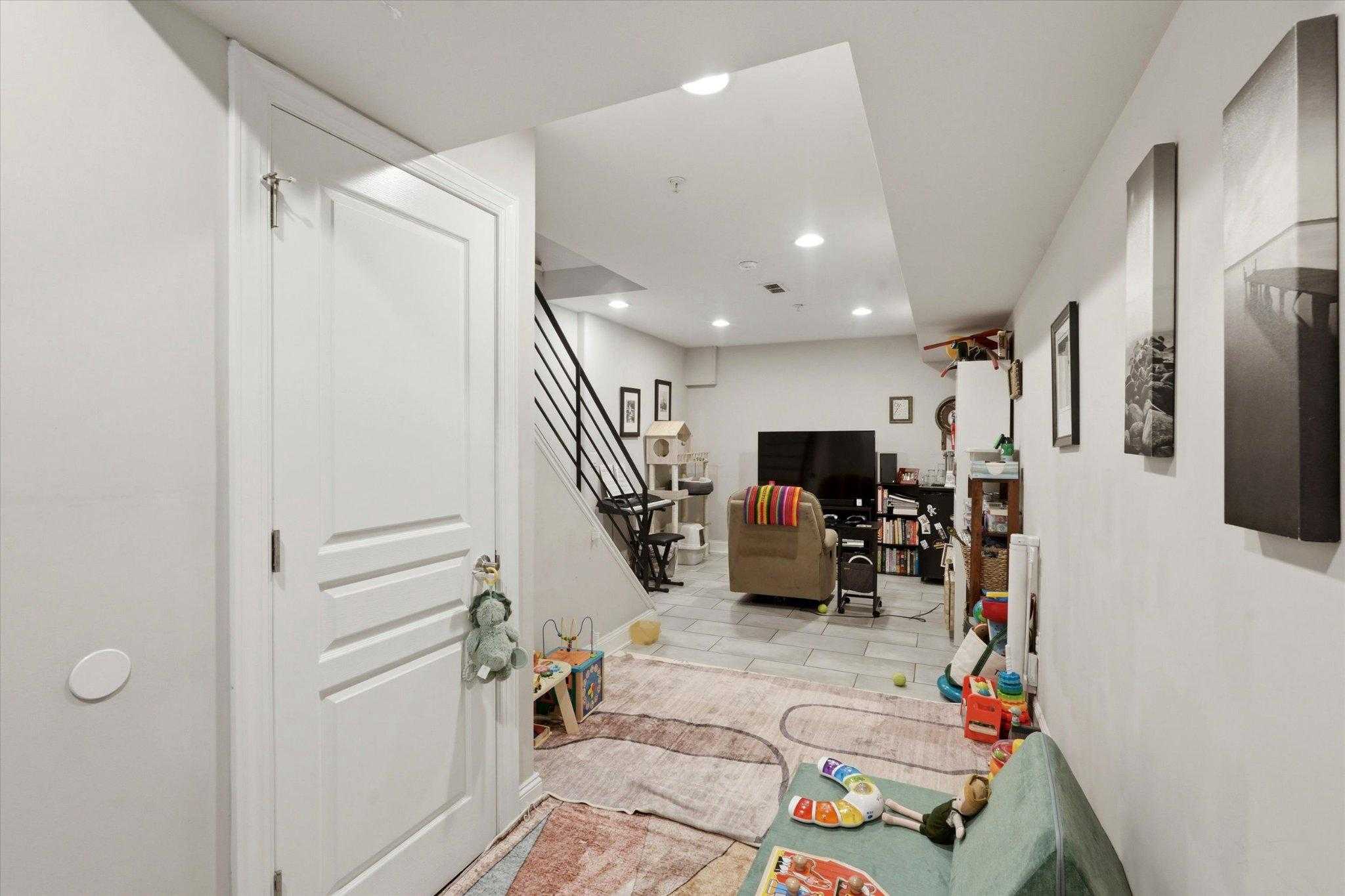 2207 E Oakdale St photo 20