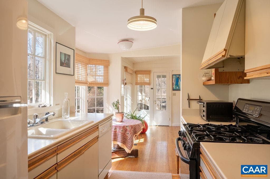 907 Cottage Ln photo 6