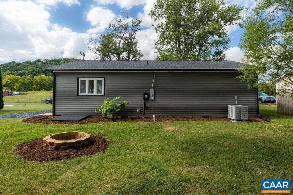 465 Round Hill Dr photo 3