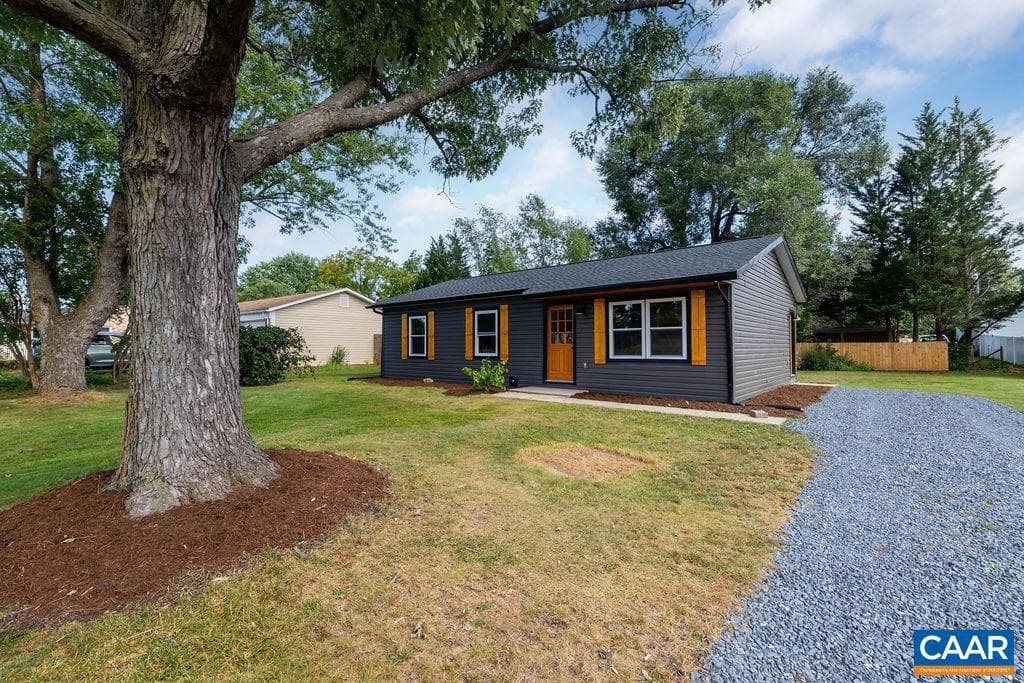 465 Round Hill Dr photo 4