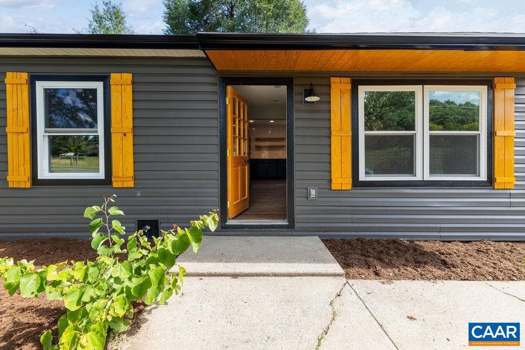 465 Round Hill Dr photo 5