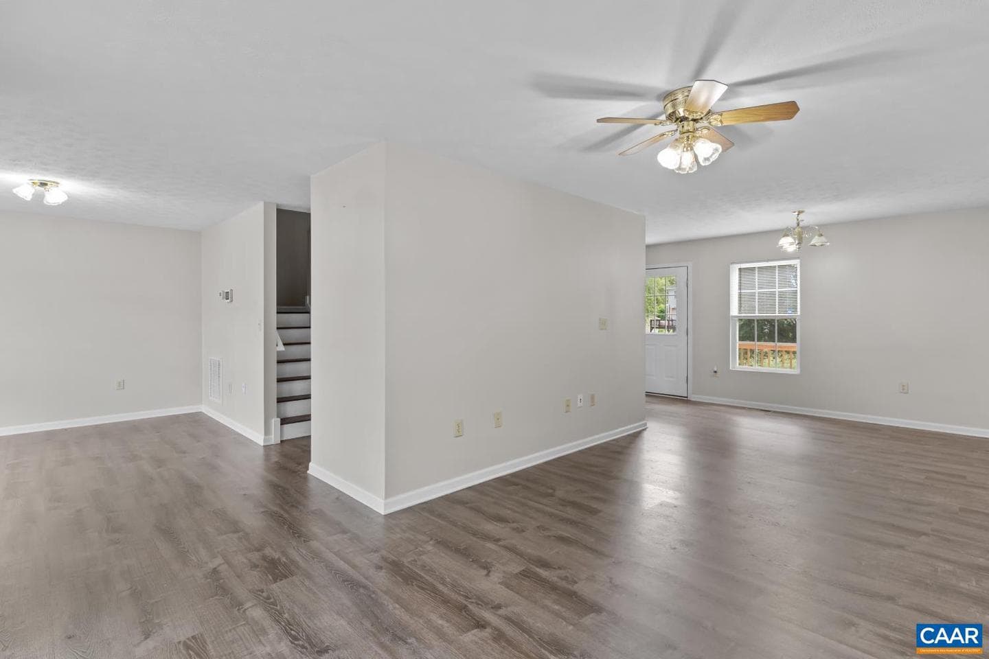 596 Edwardian Ln photo 6