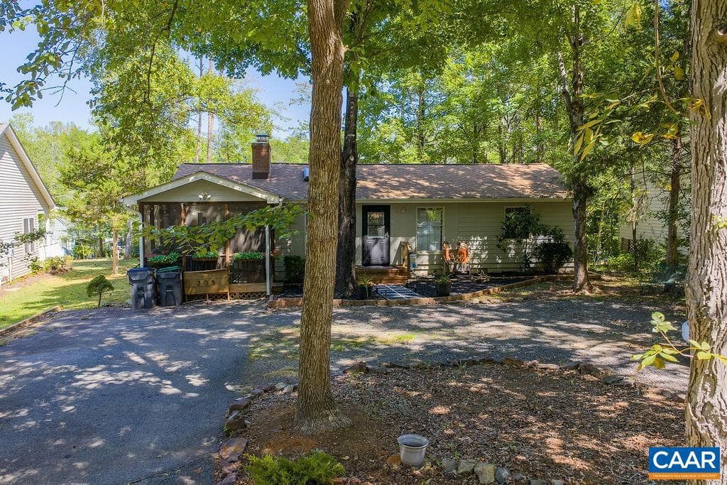 305 Stratford Cir photo 2
