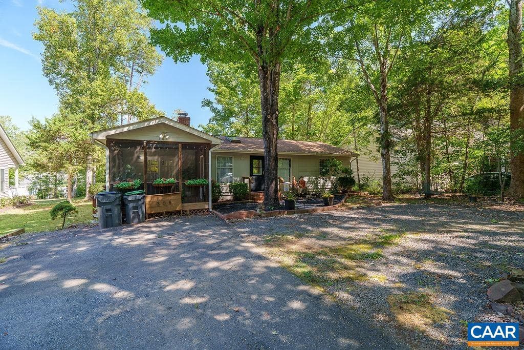 305 Stratford Cir photo 4