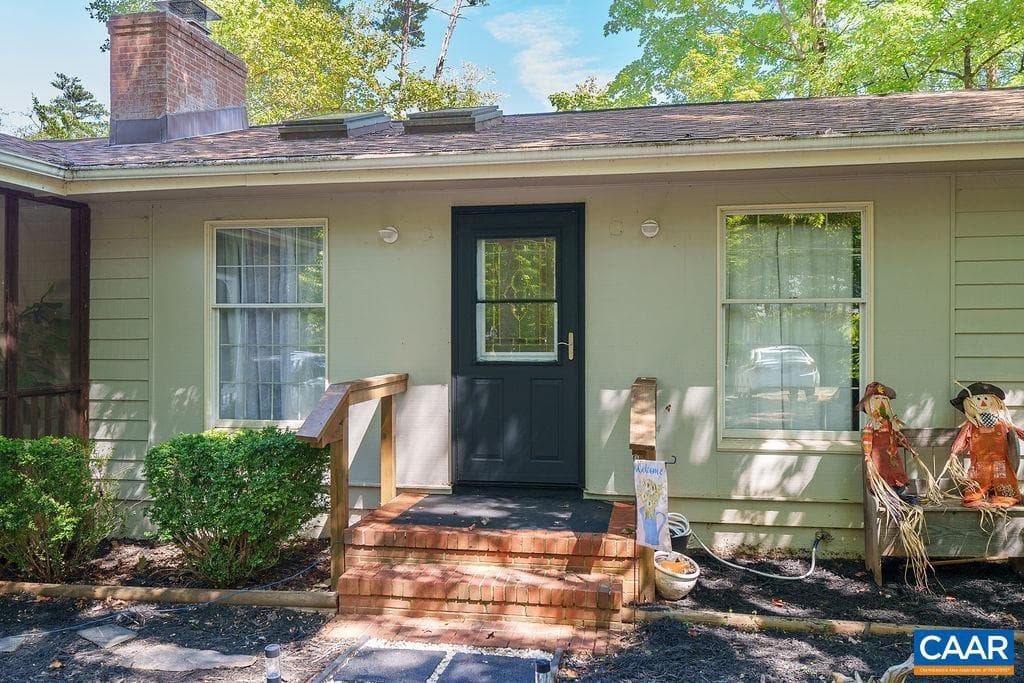 305 Stratford Cir photo 7