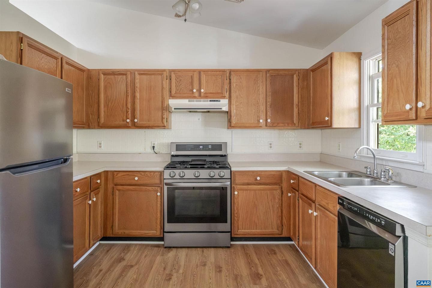 8 Hardwood Rd photo 3