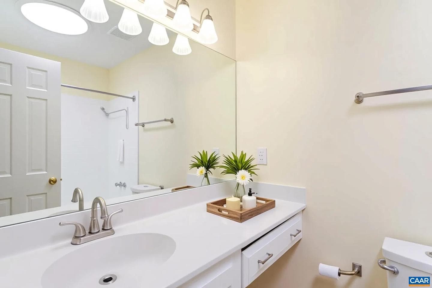 207 Surrey Rd photo 15