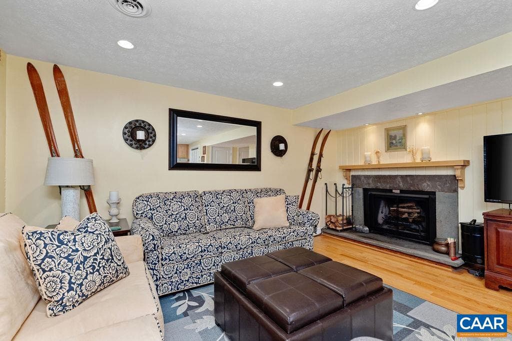 411 Three Ridges Condos photo 7