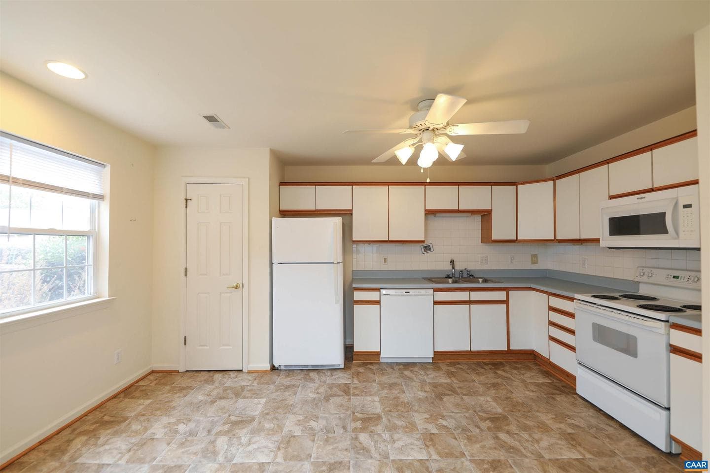 1422 Lilac Ct photo 3