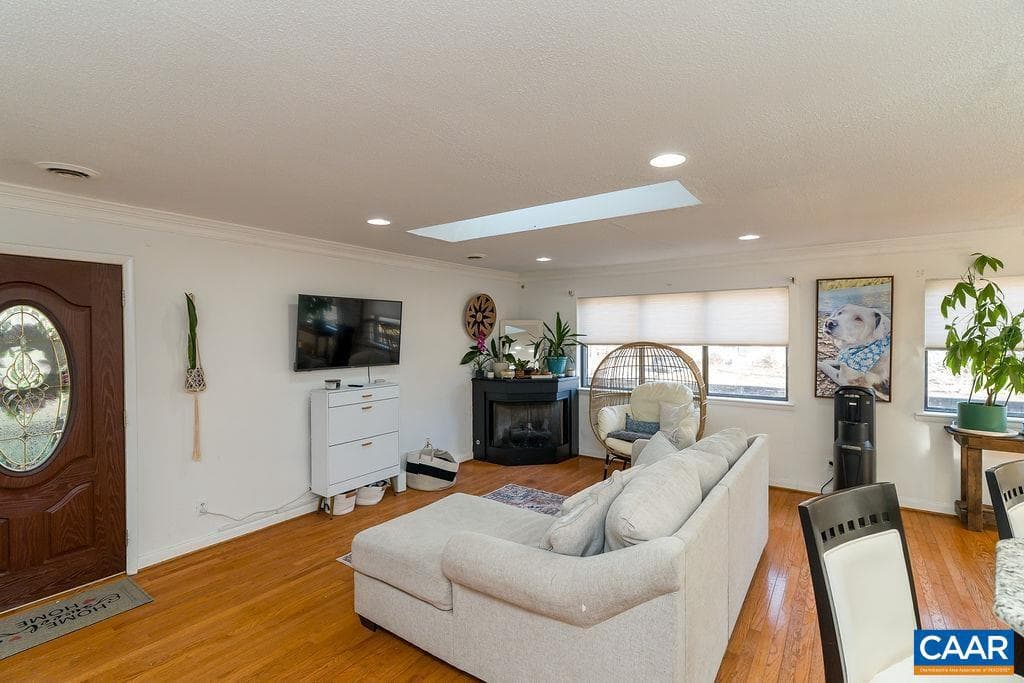 890 Jefferson Dr photo 3