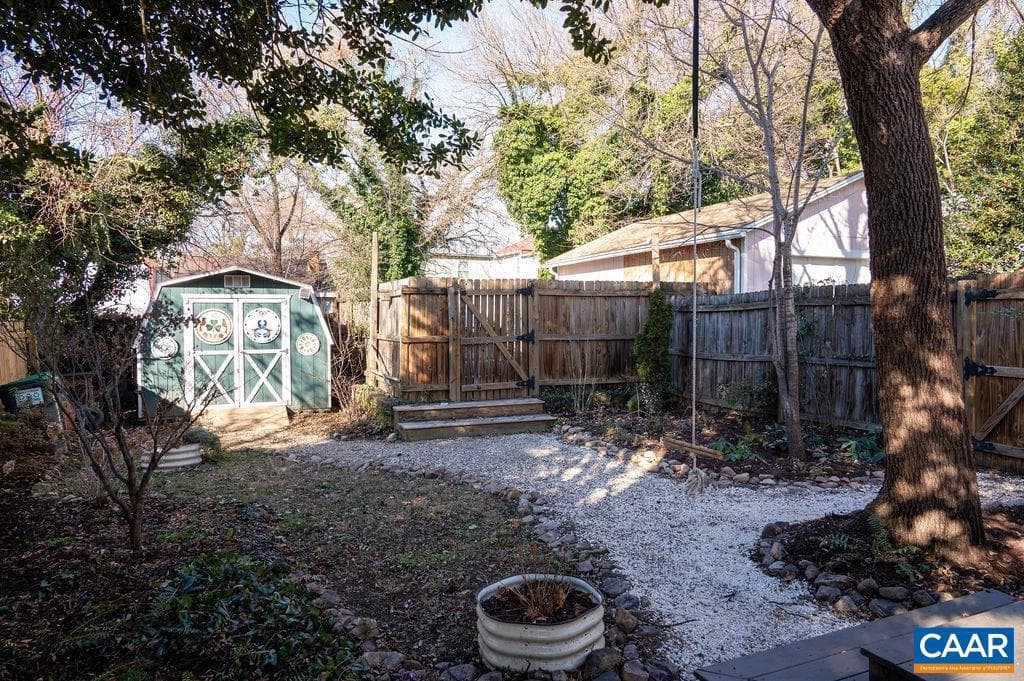 349 NW 10th St photo 34